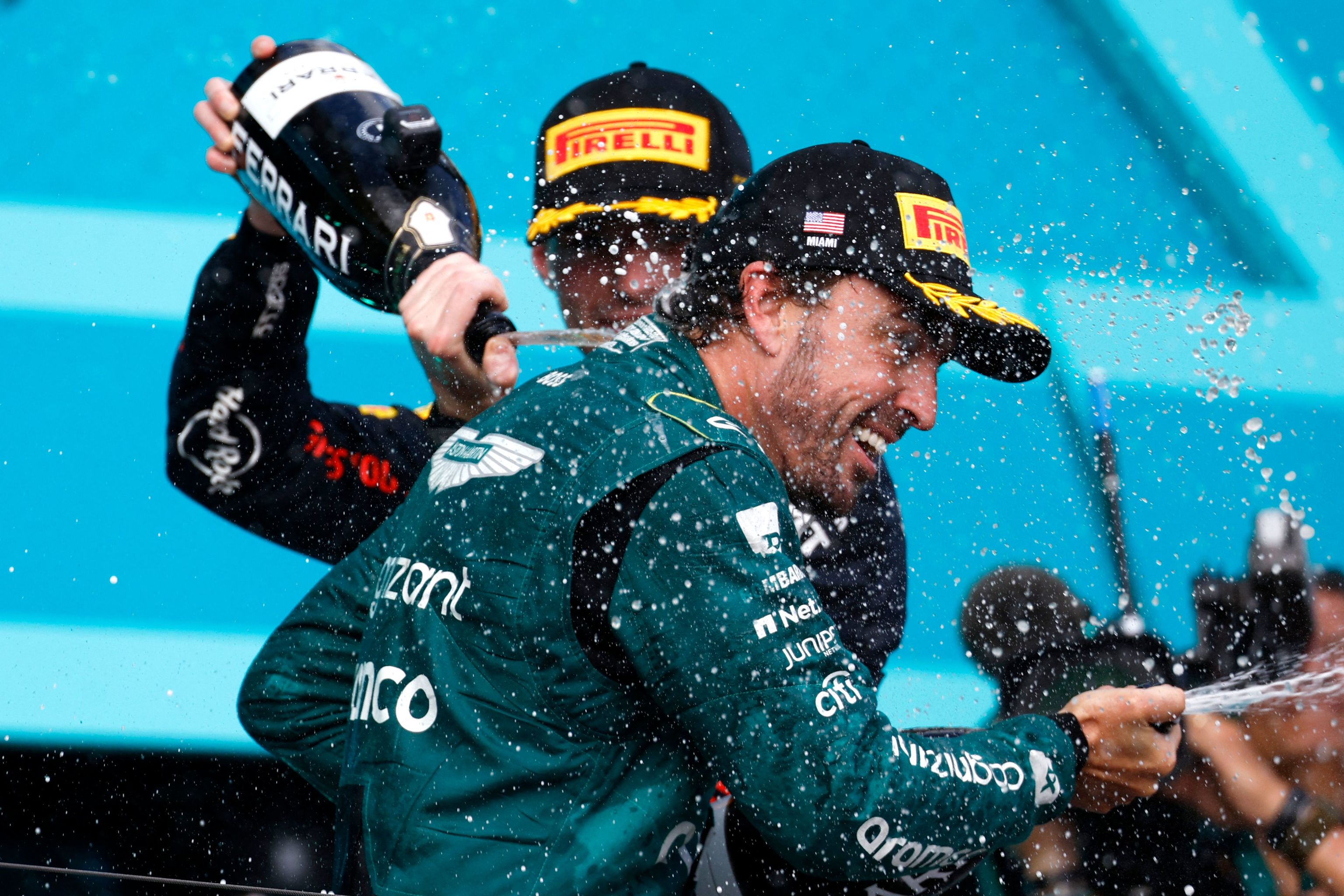 Alonso, en el podio de Miami, junto a Verstappen.