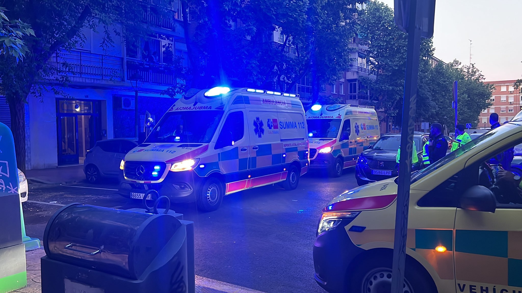 Ambulancias del Summa frente al domicilio de la mujer en Móstoles.