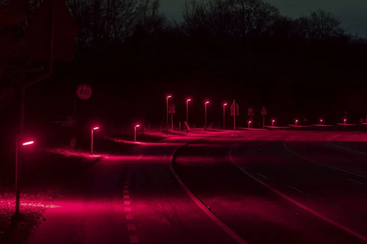 Una carretera totalmente iluminada de rojo en Frederiksborgvej.