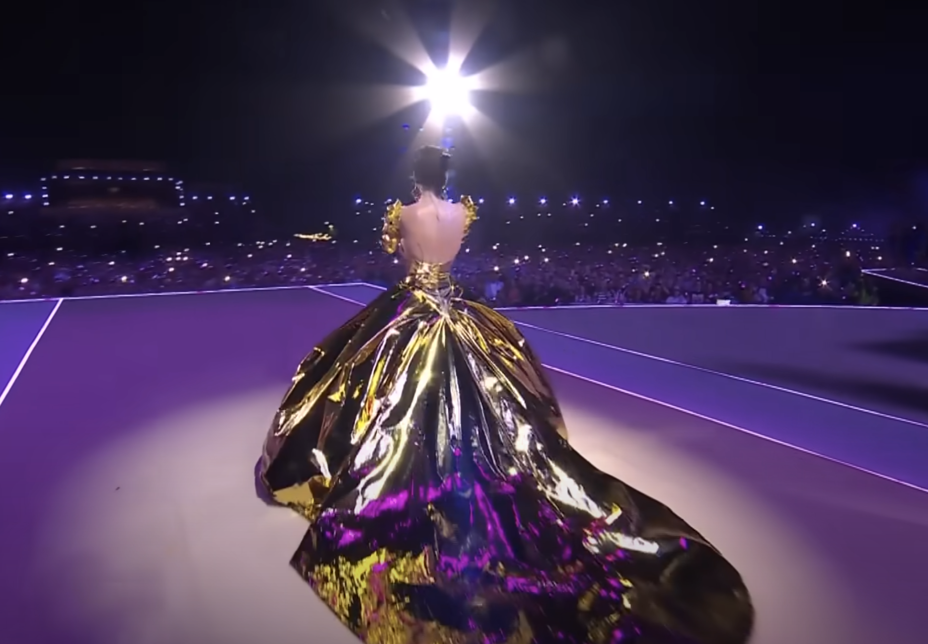 ALT: Katy Perry, la otra reina en la coronacin: de su vdeo viral a su lookazo en el concierto