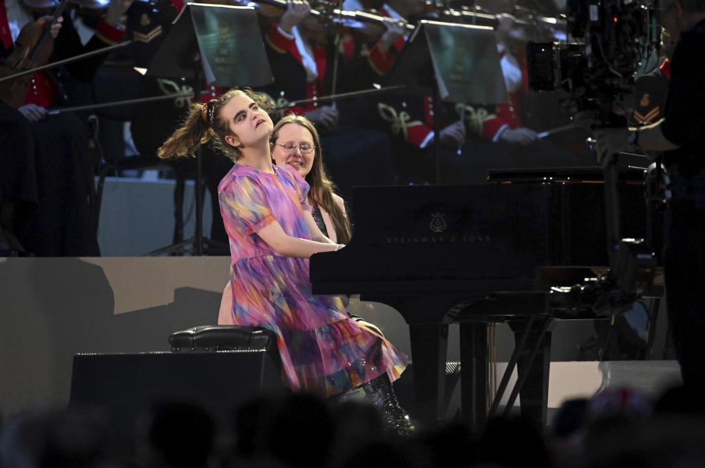 La pianista Lucy Illingworth y su madre, Candice, en el concierto de la Coronación.