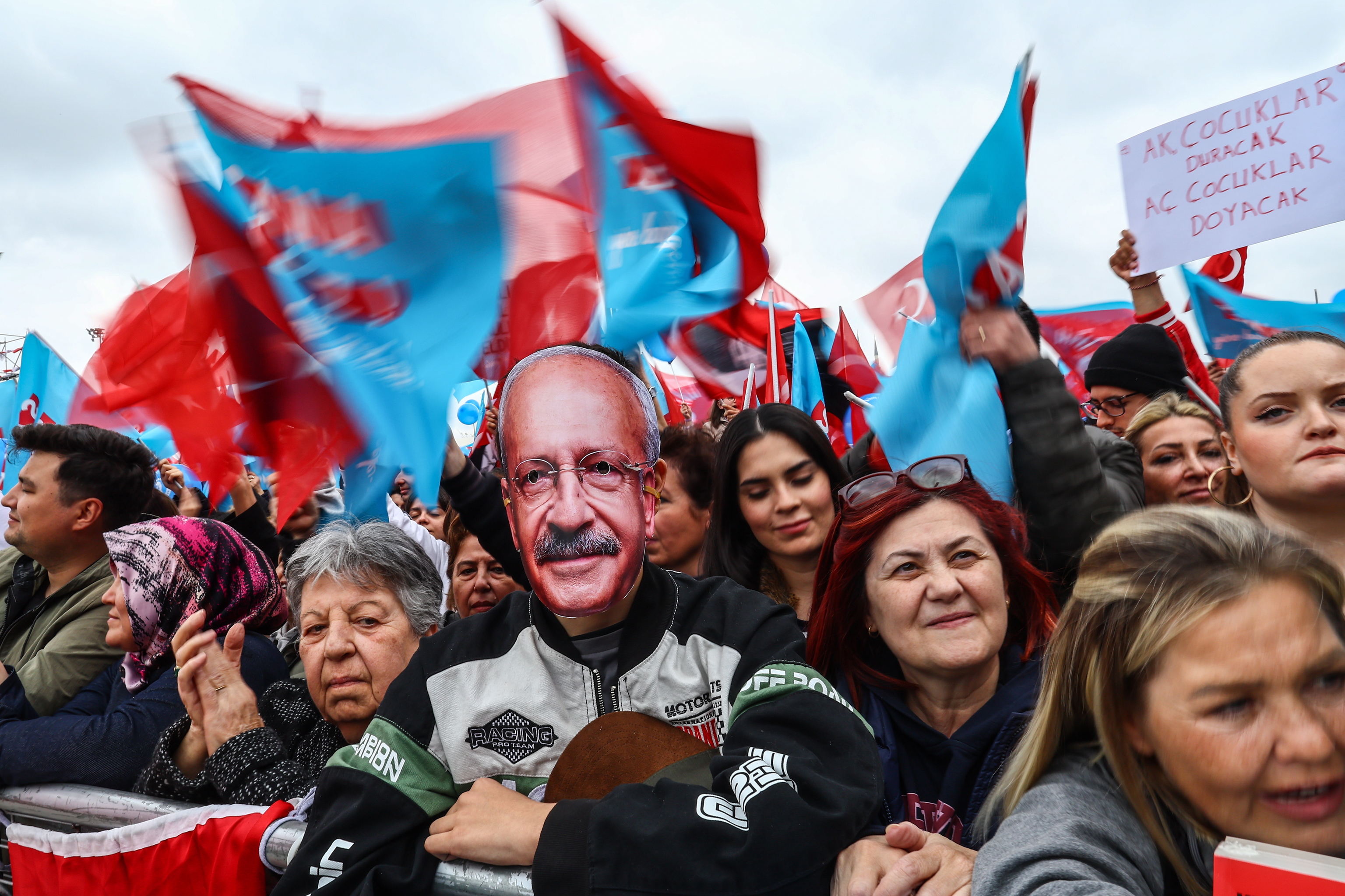 Simpatizantes del candidato opositor Kemal  Kilidaroglu, en un mitin en Estambul.