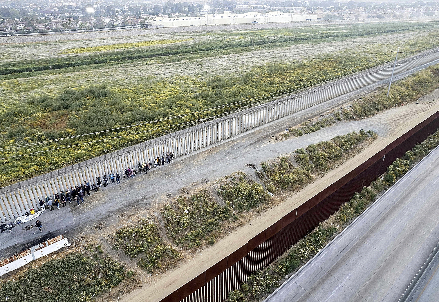 Vista area desde Tijuana (Mxico) de la fila de migrantes que esperan en la frontera a ser identificados por las autoridades de EEUU.