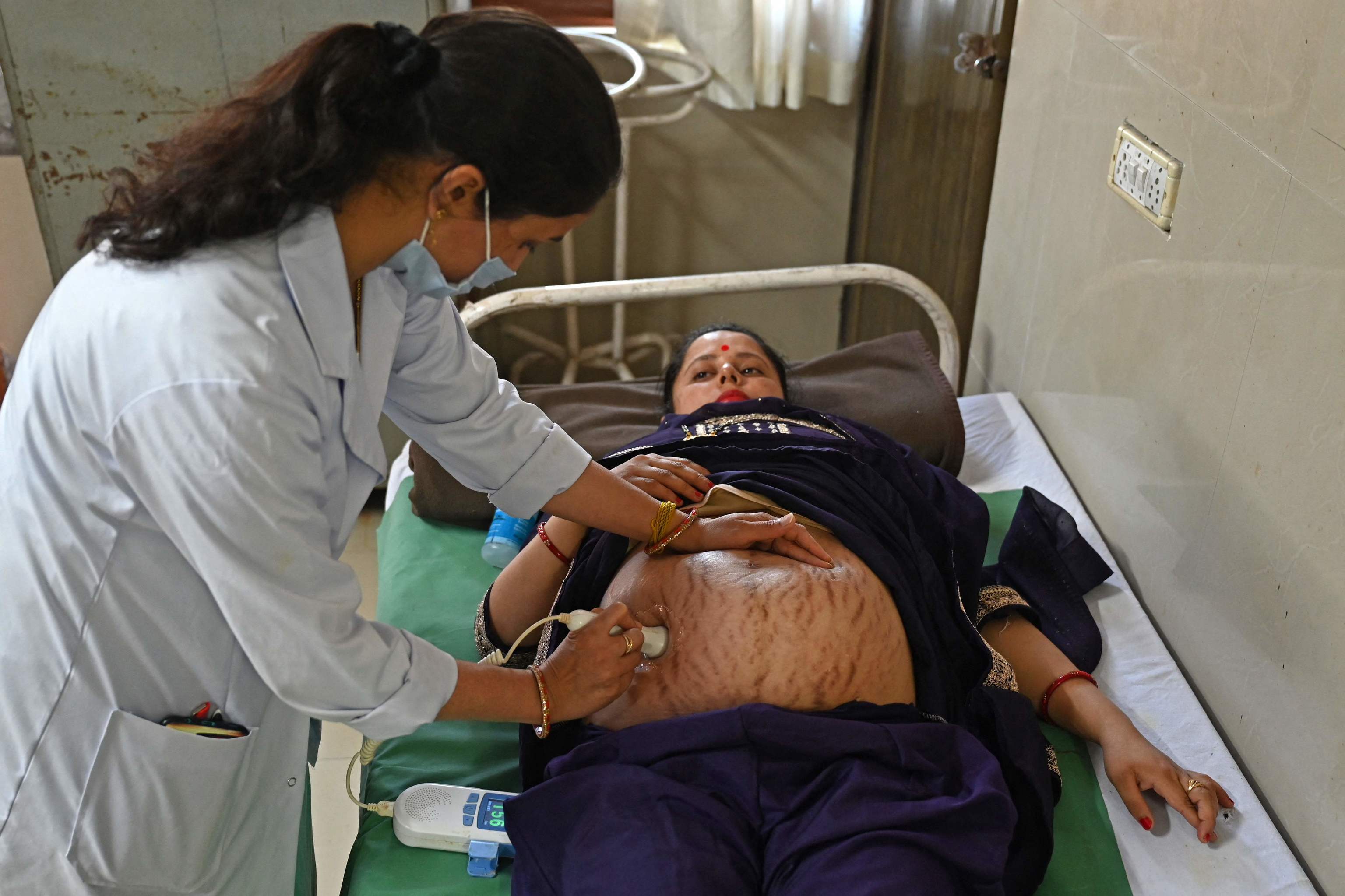 Una mujer embarazada recibe un chequeo mdico en India.