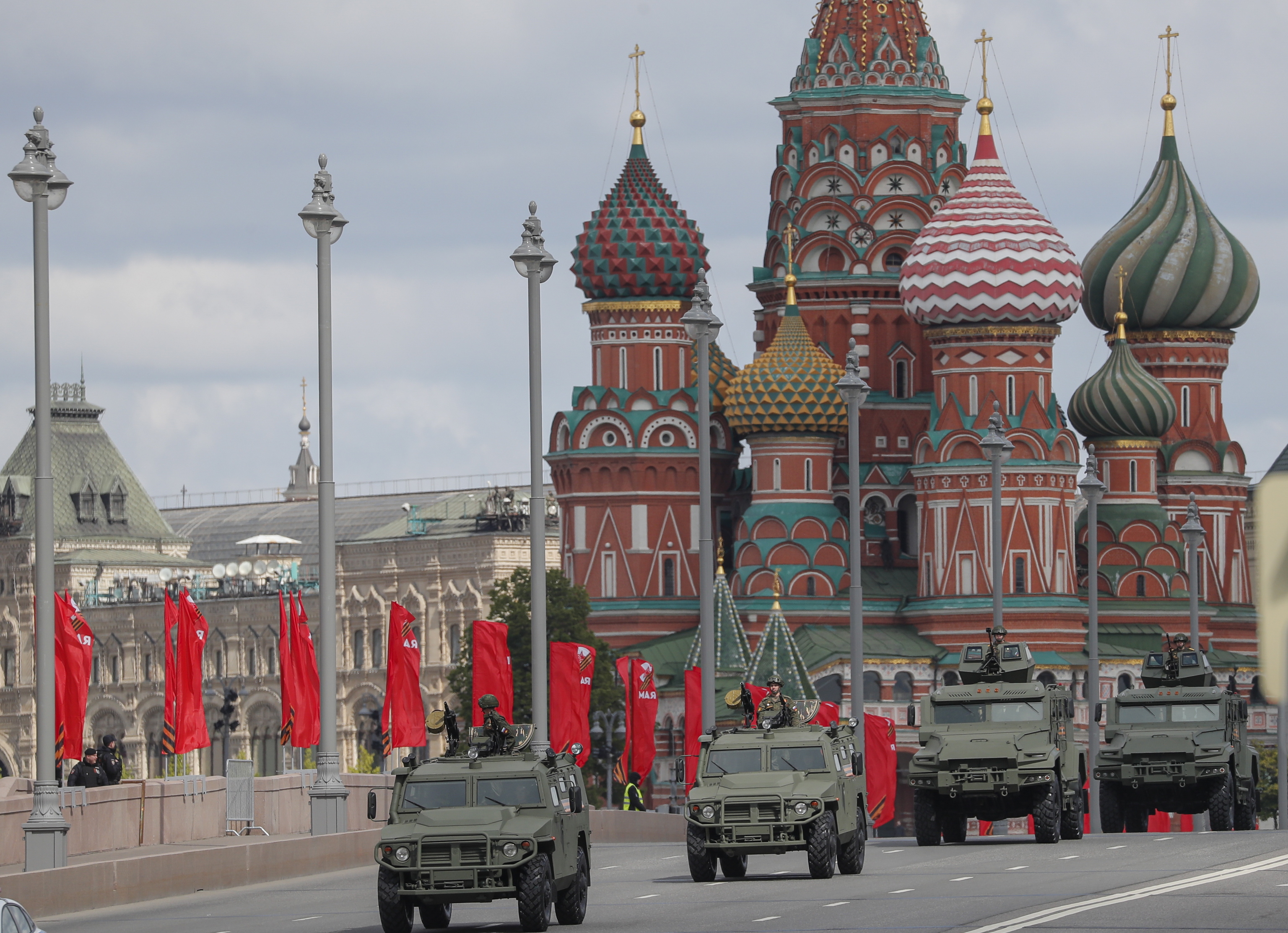 Vehculos militares rusos desfilando frente a la Catedral de San Basilio en la Plaza Roja de Mosc.