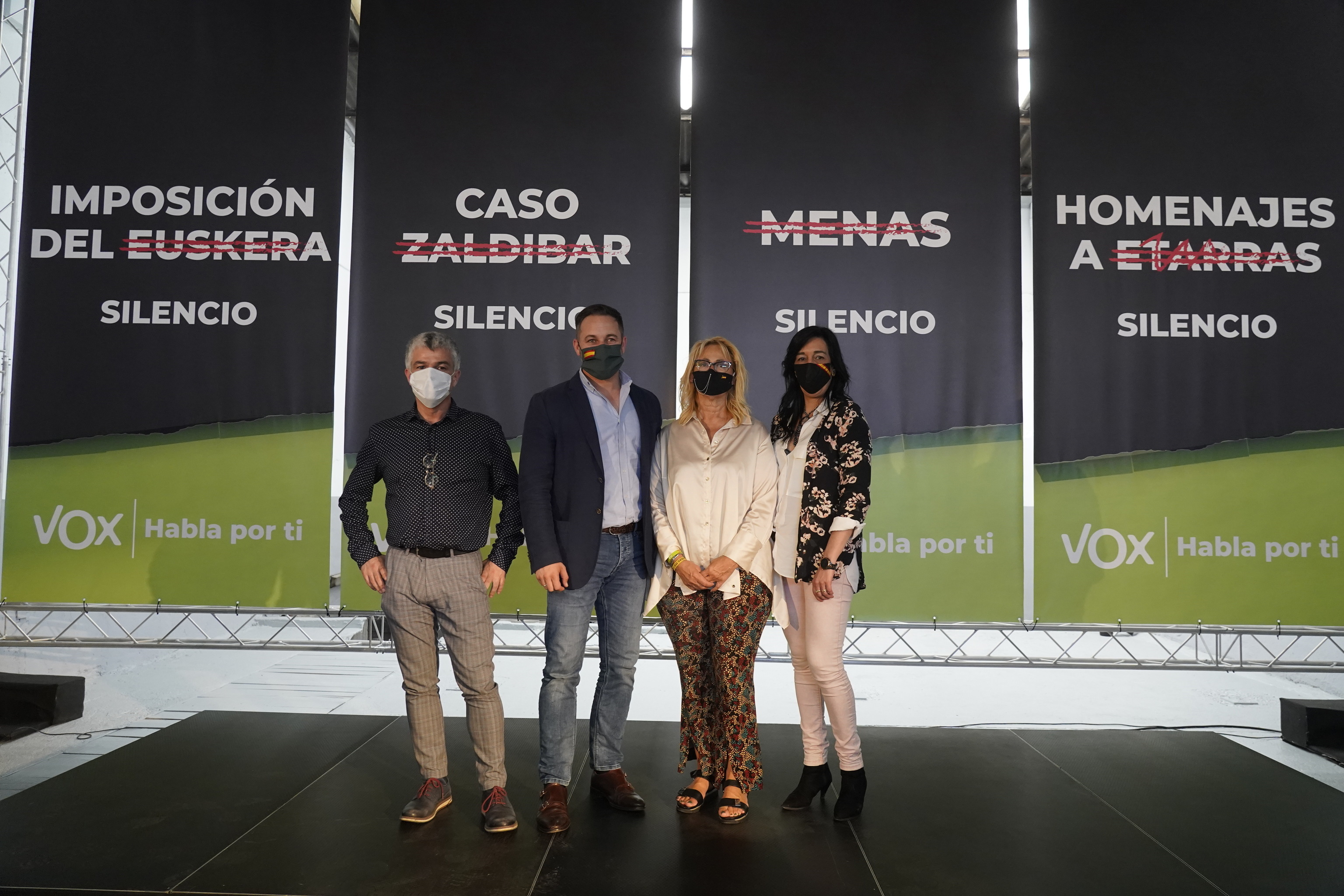 Niko Gutirrez, el primero por la izquierda, junto a Santiago Abascal y las candidatas de Vox en las autonmicas de 2020 en plena pandemia de Covid.