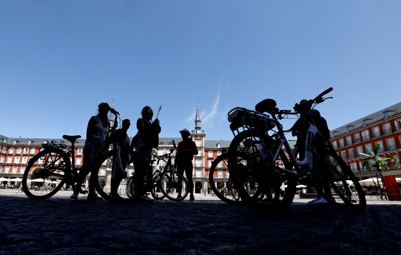 Turistas con bicicletas en la Plaza Mayor de Madrid