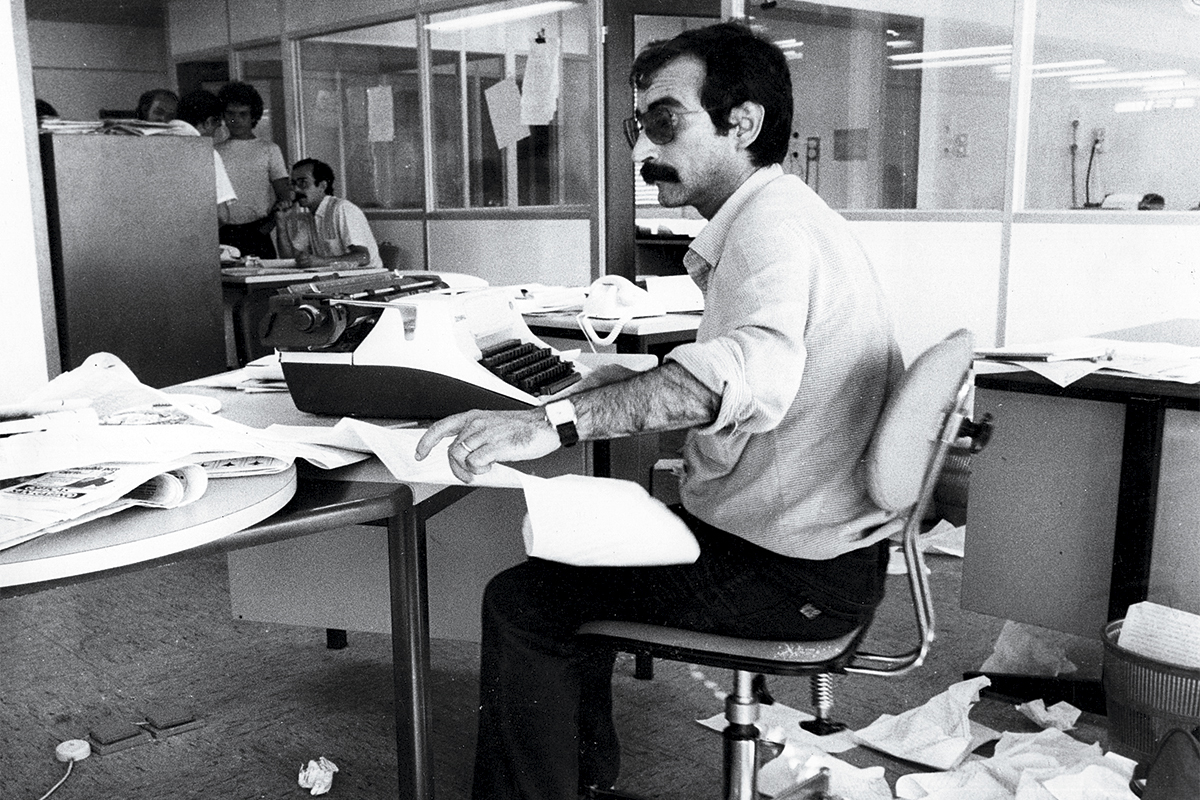 Rafael Chirbes, en la redacción de una de las revistas en las que colaboró en los años 70.
