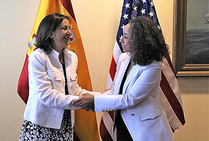 La embajadora de EEUU, Julissa Reynoso, y la ministra Defensa, Margarita Robles.