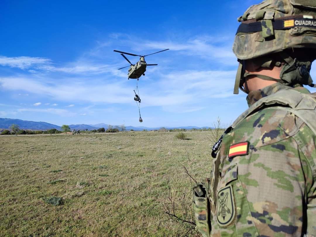 Un militar observa el vuelo de un helicptero durante las maniobras del Swift Response.