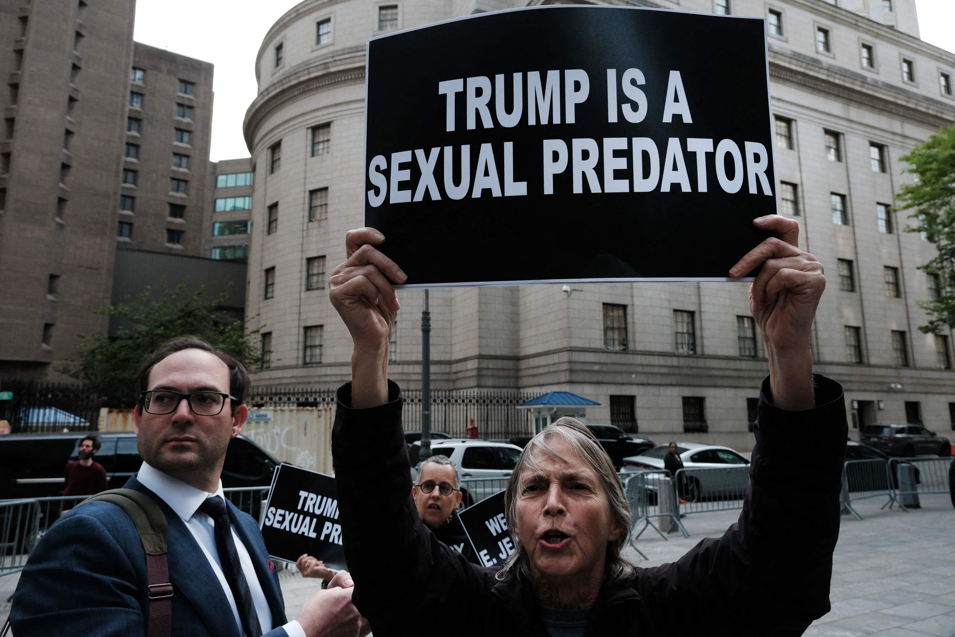 Manifestantes contrarios a Trump frente al Tribunal de Manhattan