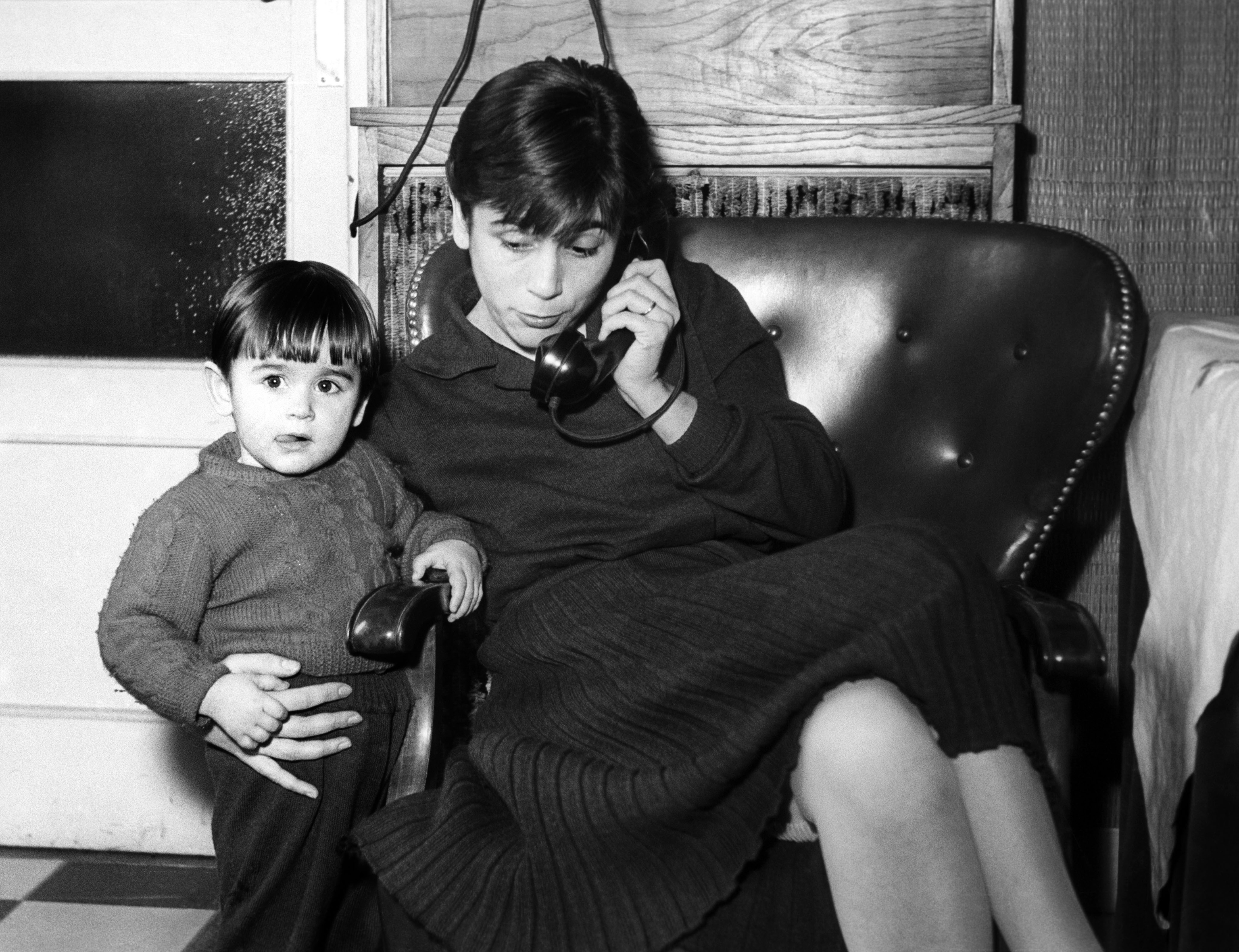 Martín Gaite, acompañada de su hija, recibe la llamada que le informa de que ha ganado el Nadal.