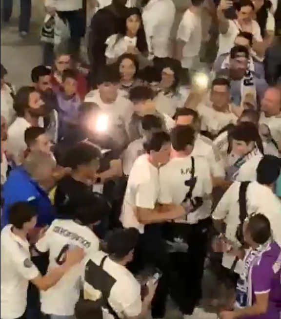 Edu Aguirre (centro de la imagen) en el momento de la pelea