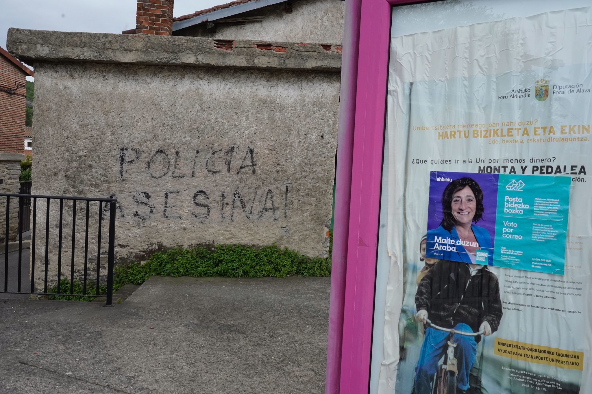 Una pintada contra la Polica se exhibe en una casa de Urbina junto a un cartel electoral de Bildu.