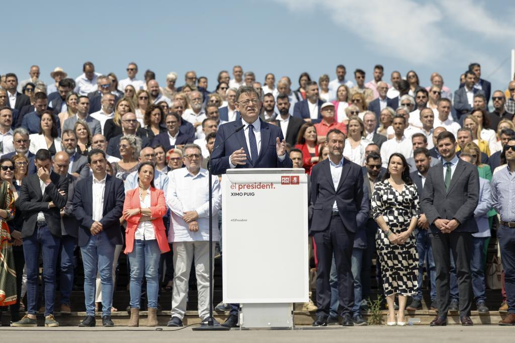 El presidente valenciano, Ximo Puig, ayer, con los candidatos socialistas a las alcaldas.