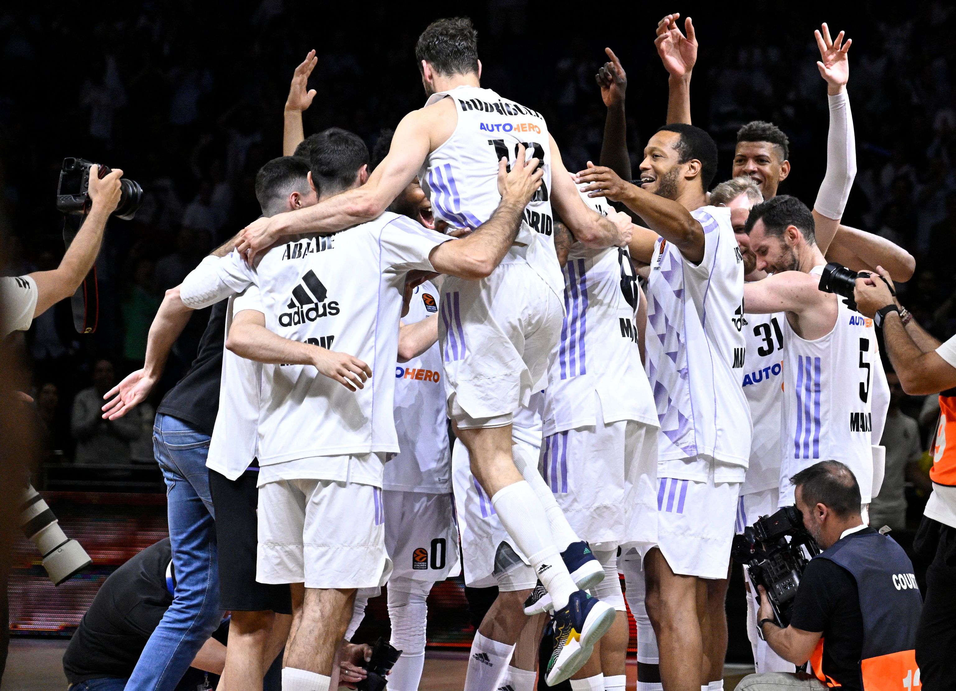 Los jugadores del Real Madrid celebran el triunfo ante el Partizan.