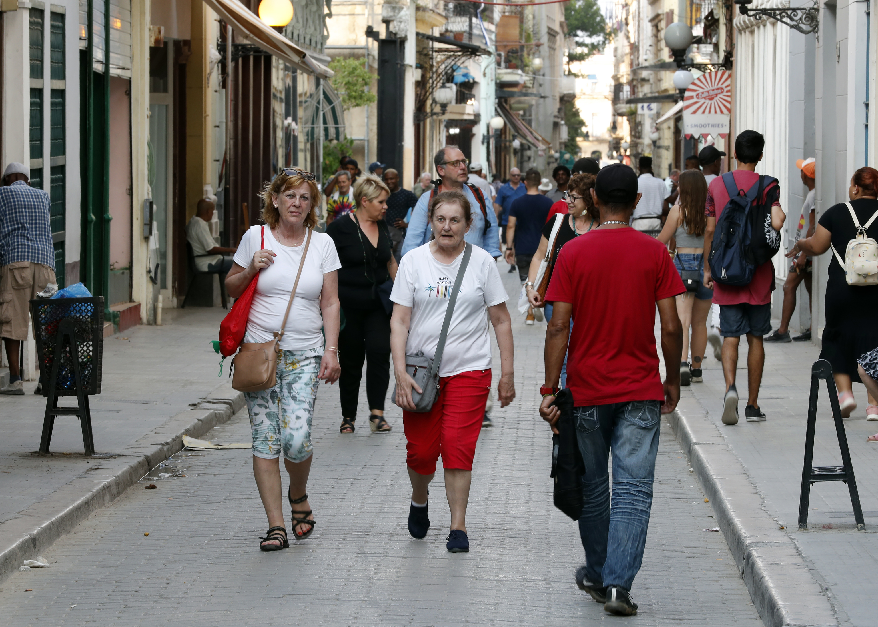 Varias personas caminan por las calles de La Habana.