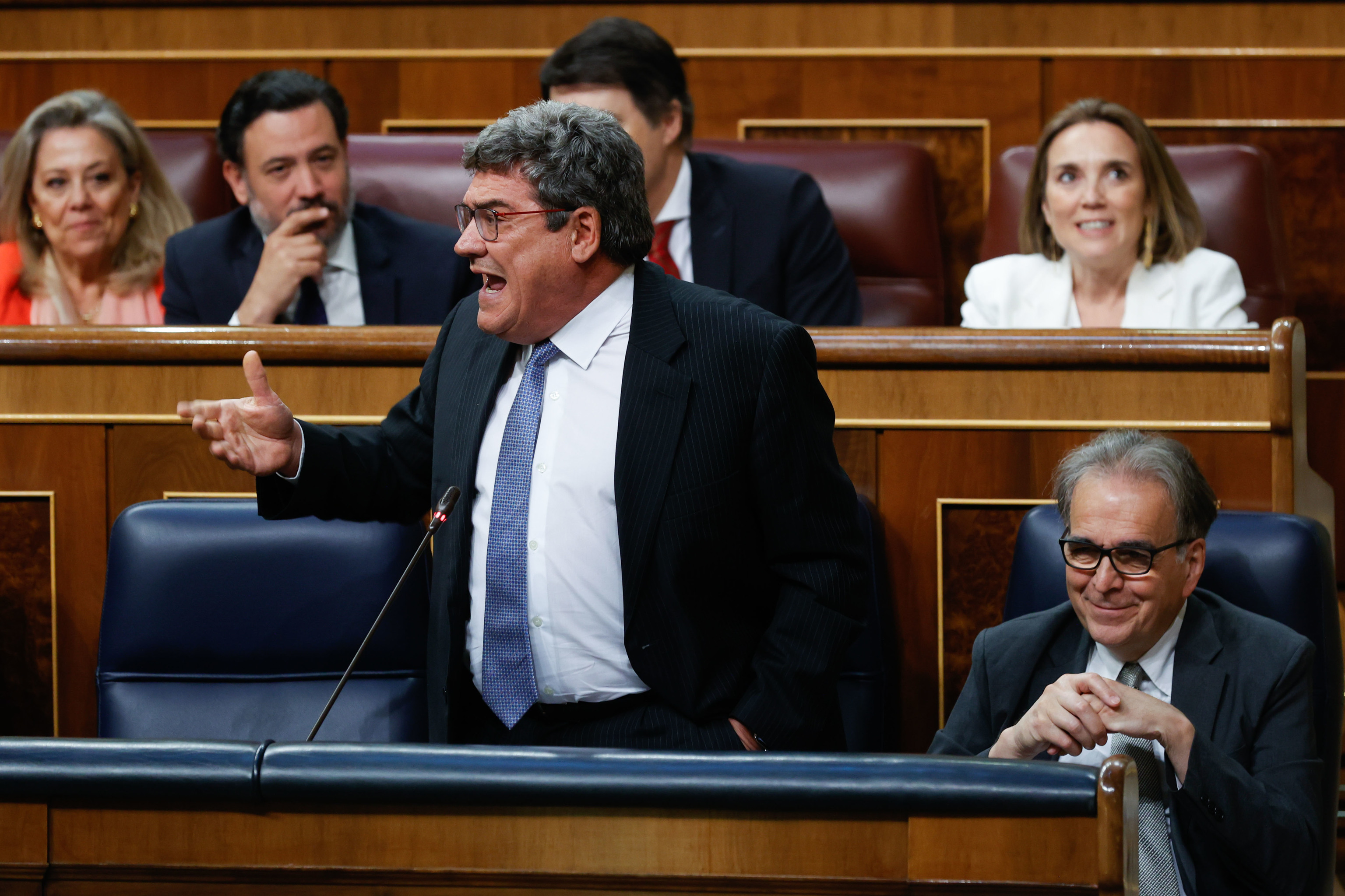 El ministro de Inclusin, Seguridad Social y Migraciones, Jos Luis Escriv (i), interviene en la ltima sesin de control antes de la campaa de las elecciones municipales y autonmicas del 28 M, este mircoles en el Congreso de los Diputados en Madrid.