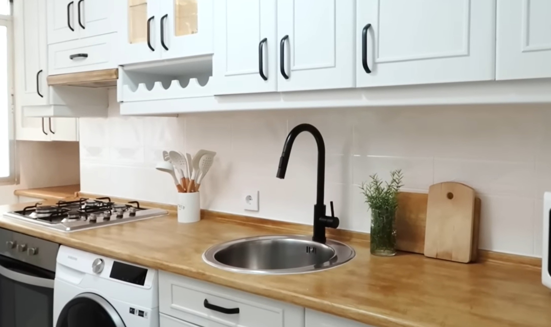 Cómo pintar muebles de cocina: el paso a paso en vídeos y consejos