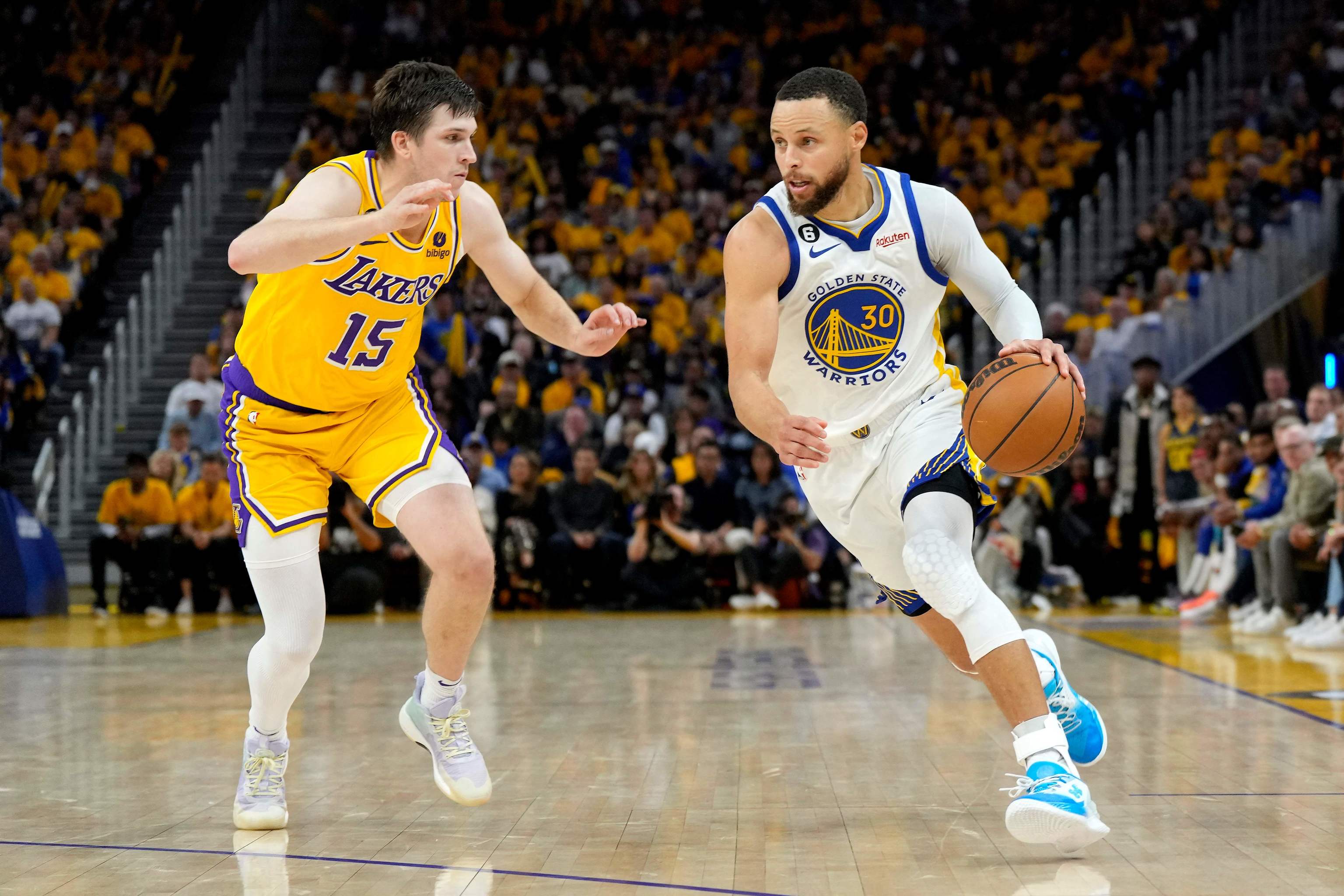 Stephen Curry de los Golden State Warriors y Austin Reaves de Los Angeles Lakers durante el  partido de este mircoles.