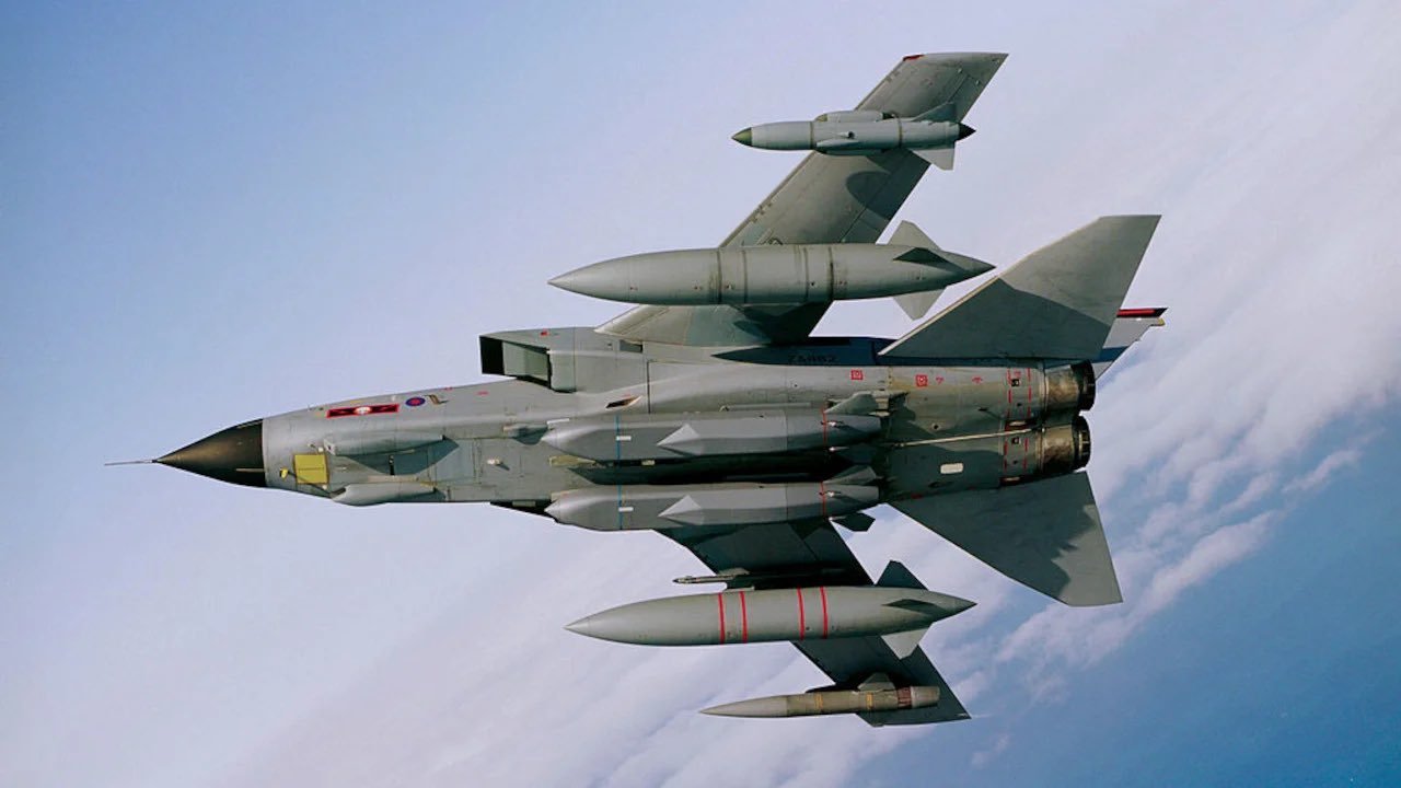 RAF Tornado with Storm Shadow bajo el fuselaje.