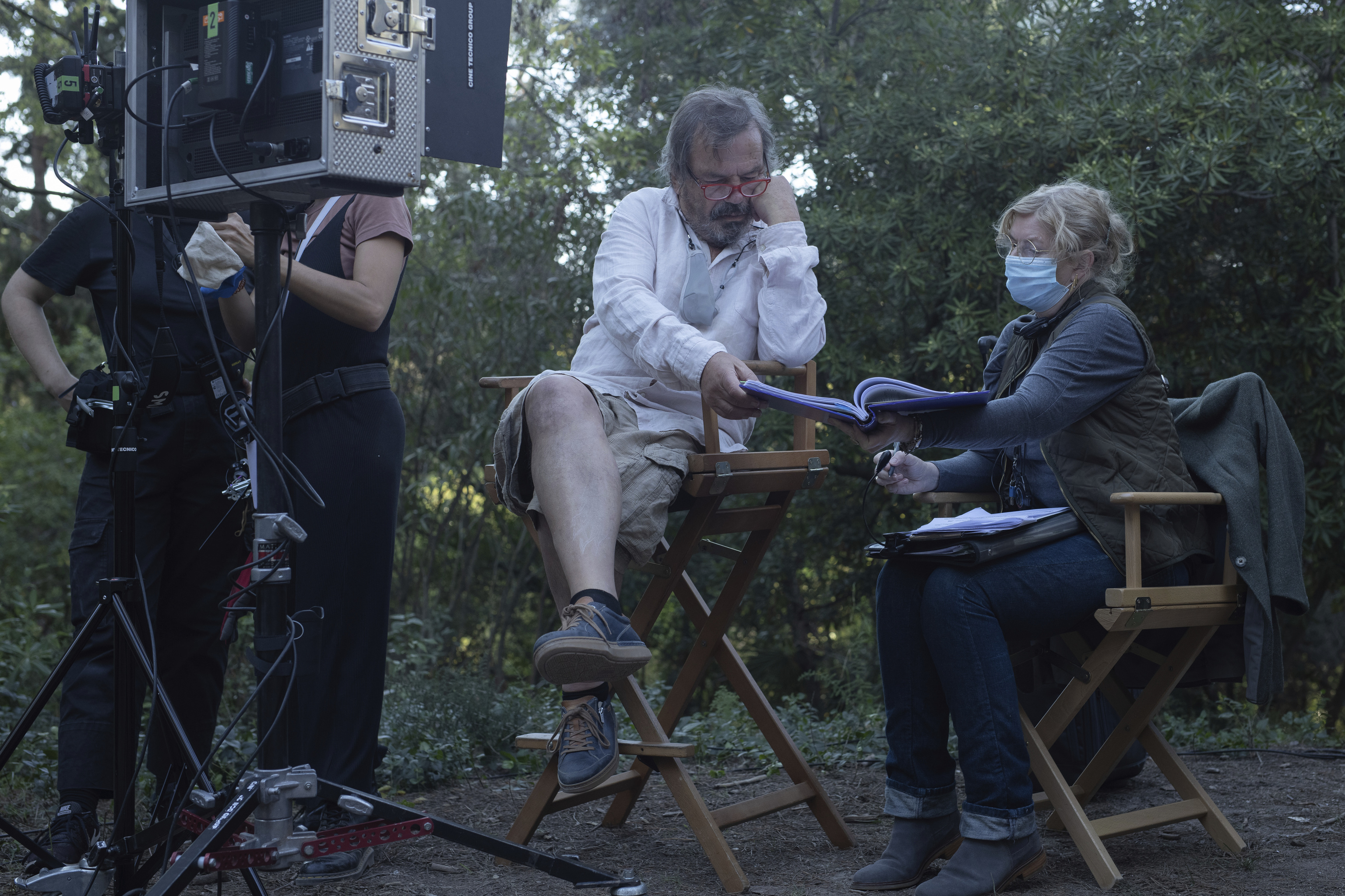 El director Neil Jordan en un momento del rodaje de 'Marlowe'.