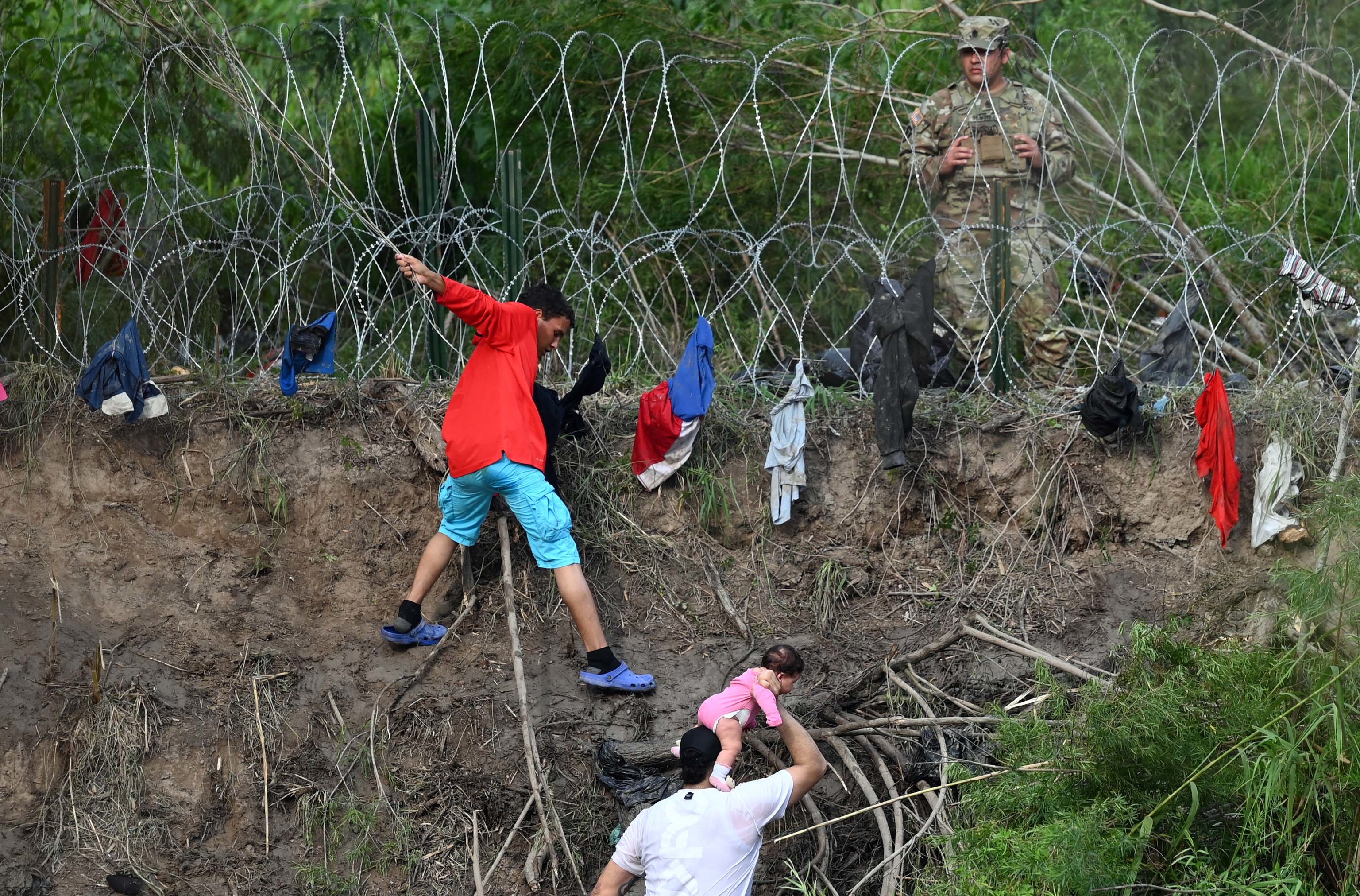 Un militar observa los migrantes que tratan de cruzar el Ro Grande hacia EEUU.