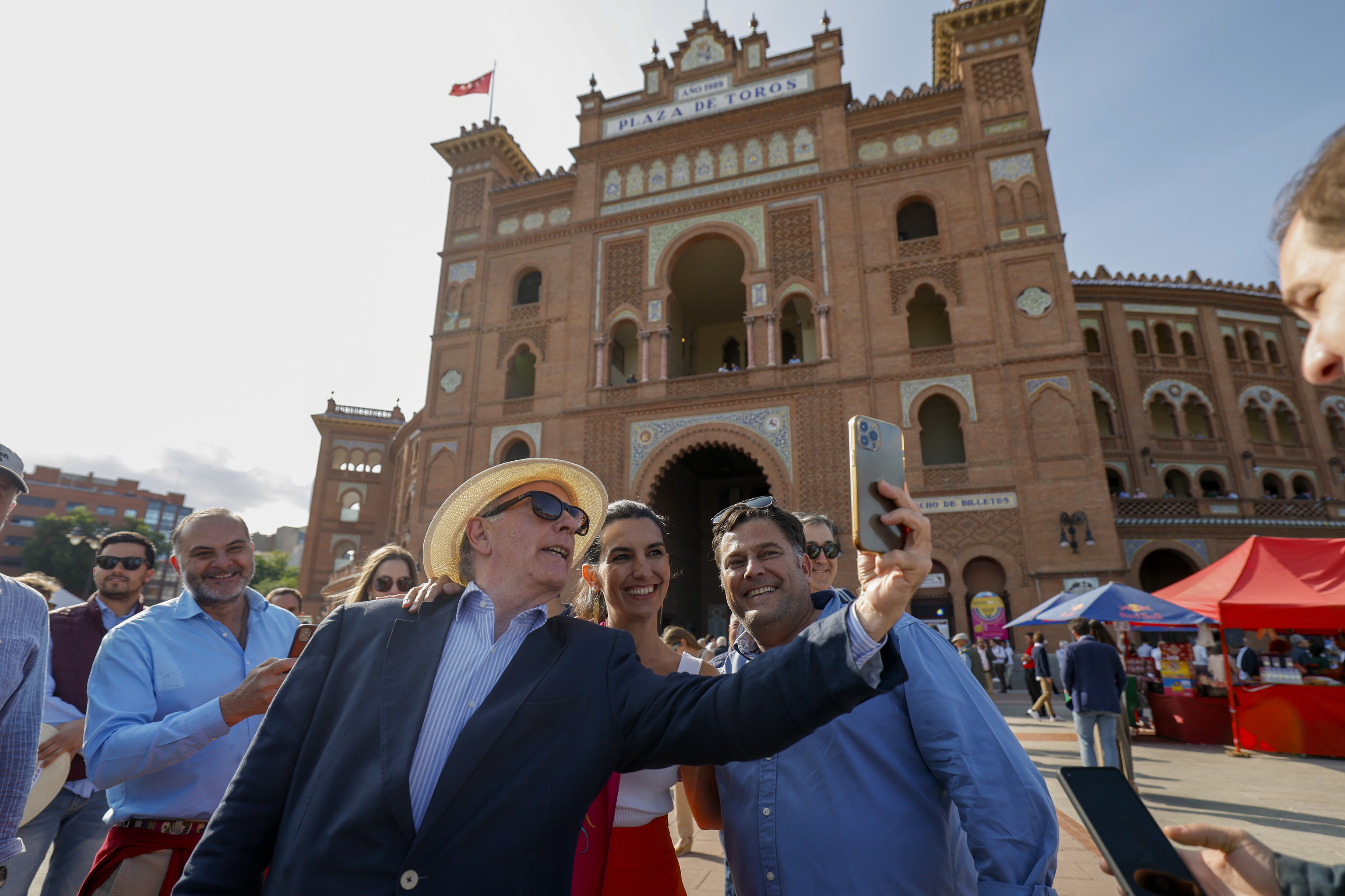 Roco Monasterio posa en fotos con aficionados frente a Las Ventas, antes del arranque de campaa.