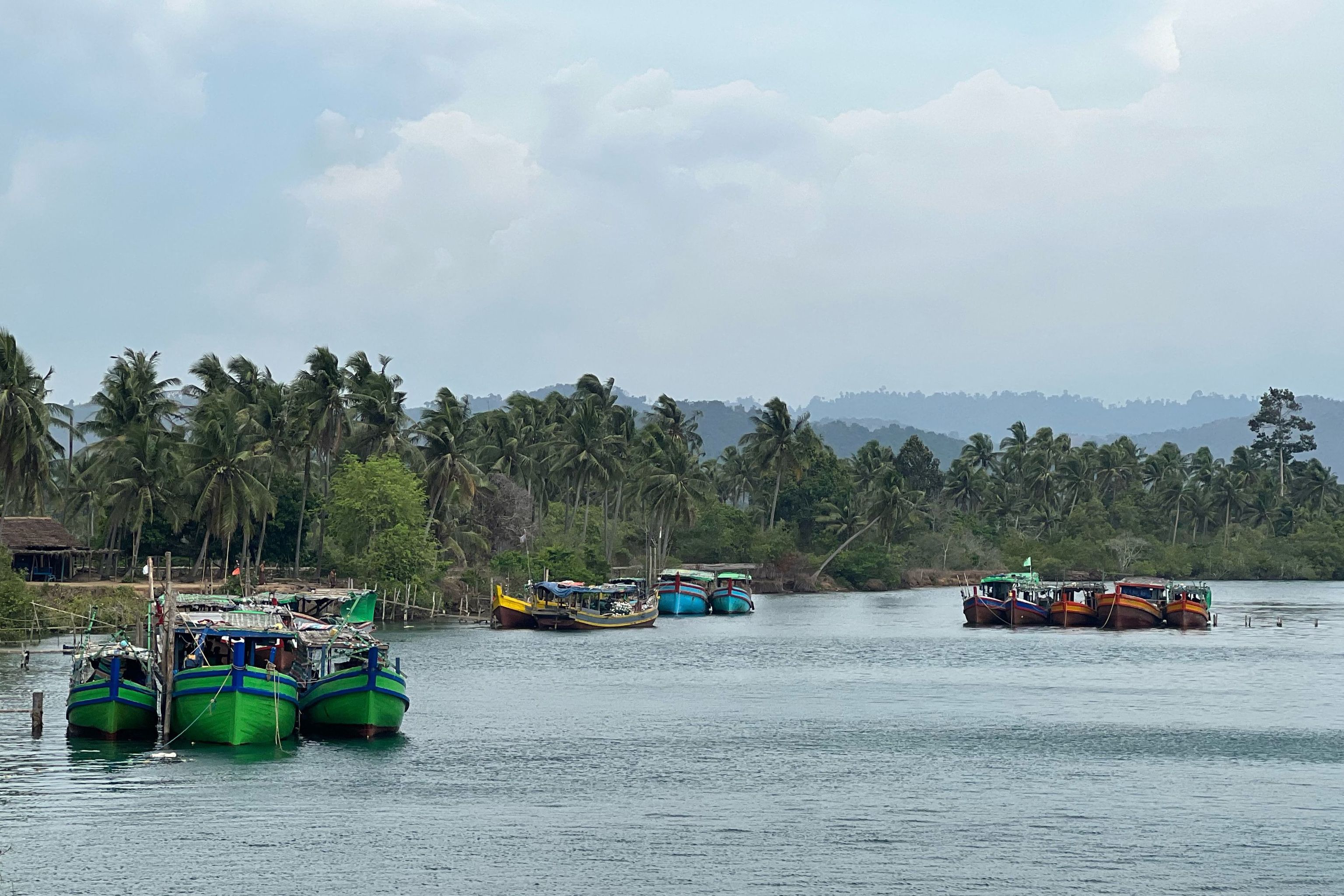 Varios barcos de pesca anclados cerca del municipio de Gwa en el estado de Rakhine en Myanmar este jueves despus de la formacin del cicln Mocha.