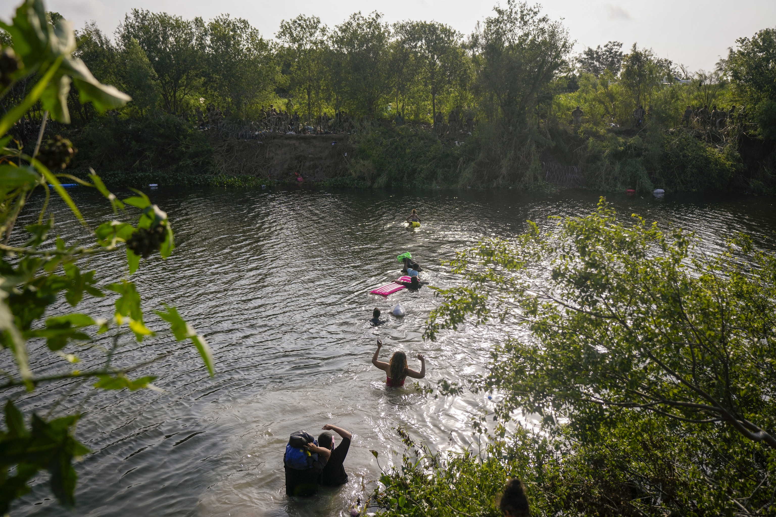 Migrantes cruzan el ro Bravo en direccin a Estados Unidos, desde Matamoros, Mxico.