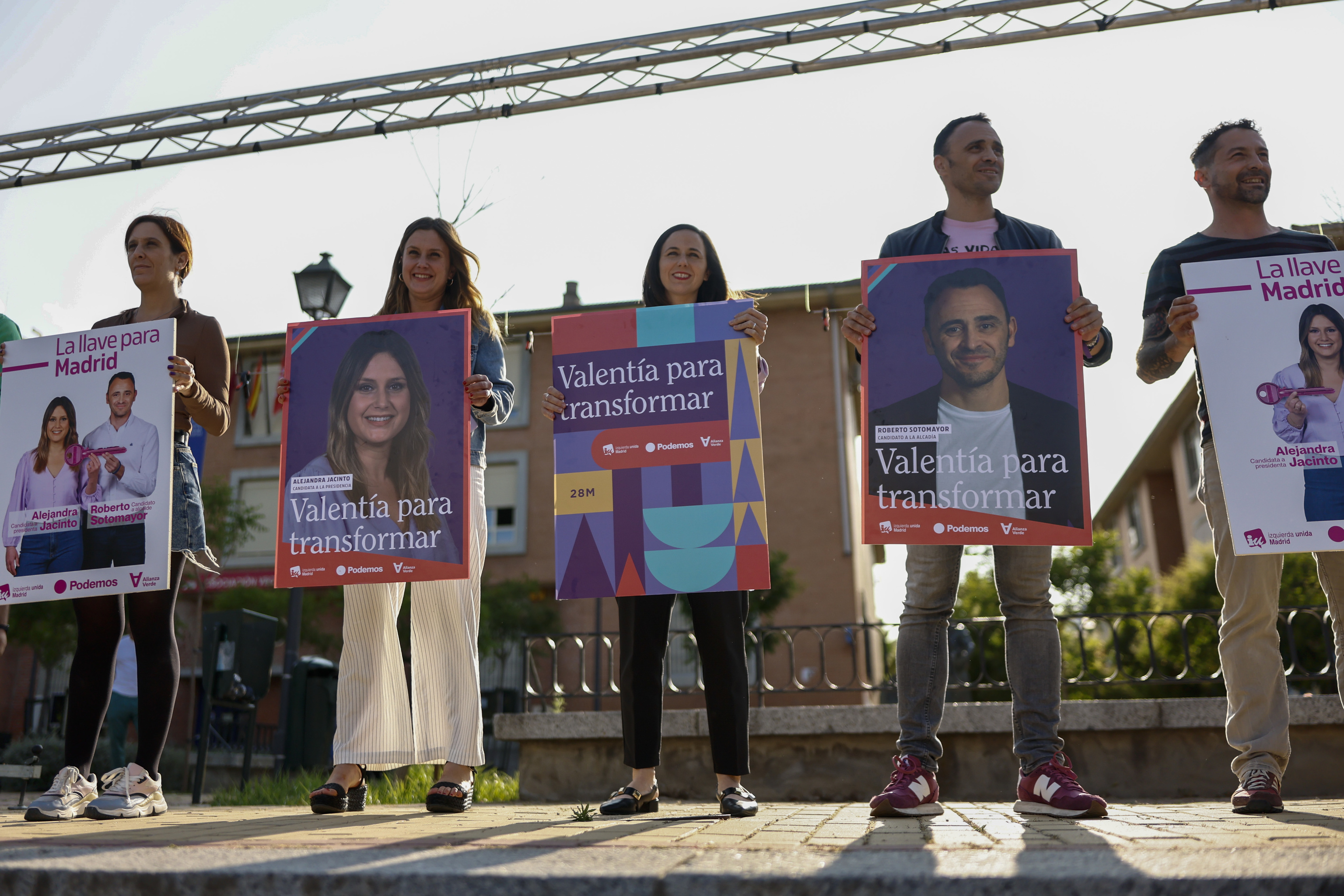 Ione Belarra, junto a candidatos de Unidas Podemos de la Comunidad de Madrid, durante la pegada de carteles.