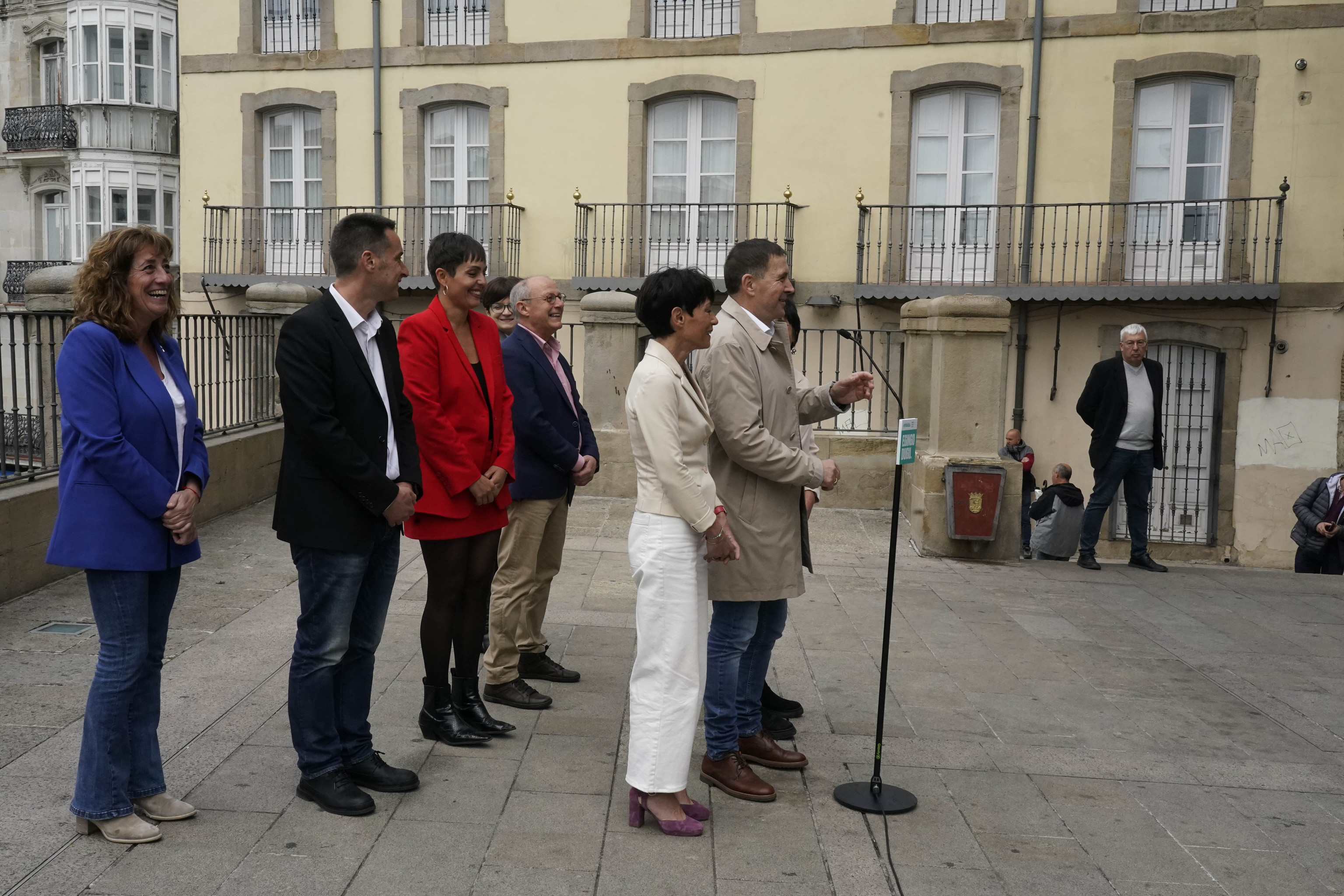 Otegi acompaado por los candidatos de EH Bildu incluida Roco Vitero durante su comparecencia sin preguntas en la Balconada de San Miguel en Vitoria.