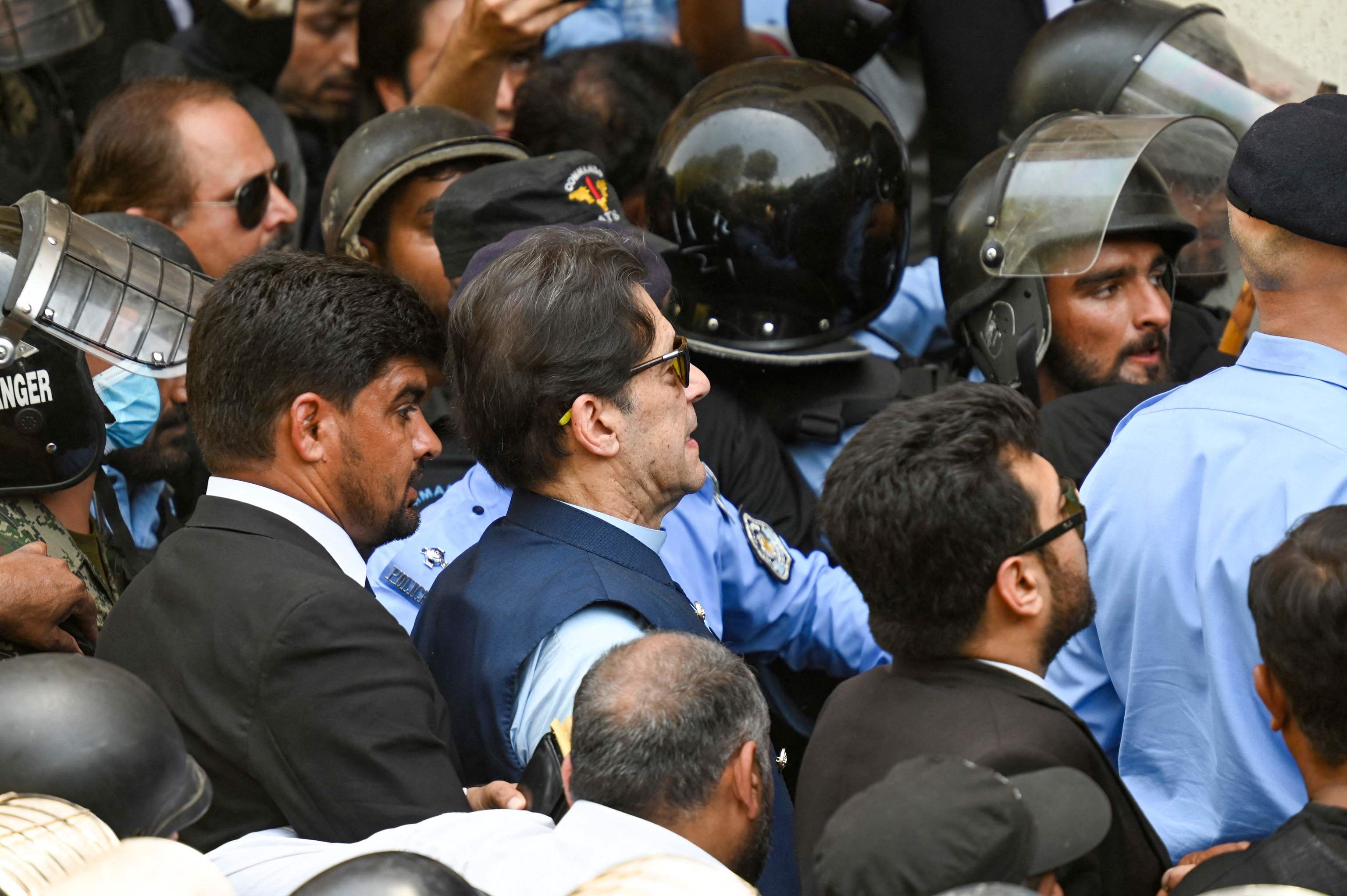 La polica escolta a Imran Khan.