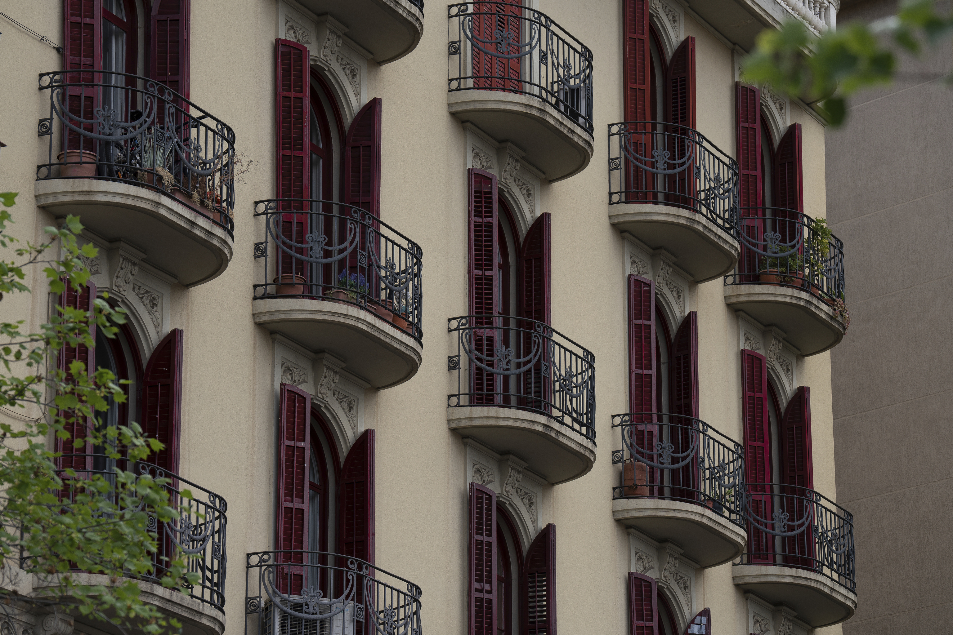 Ventanas de un edificio residencial de Barcelona.