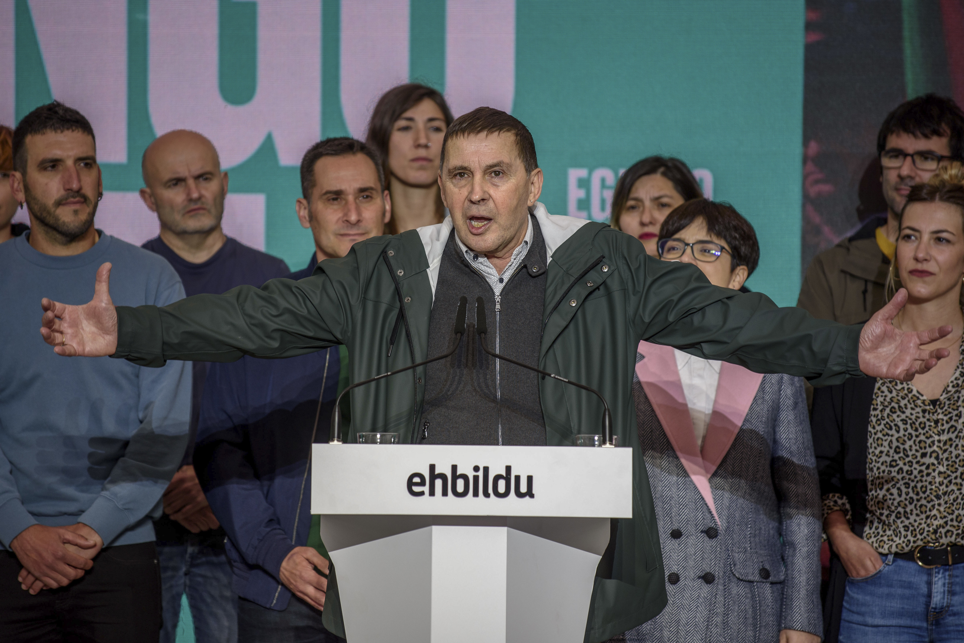 Arnaldo Otegi apela a sus militantes durante el acto celebrado por EH Bildu en la plaza Nueva de Bilbao.