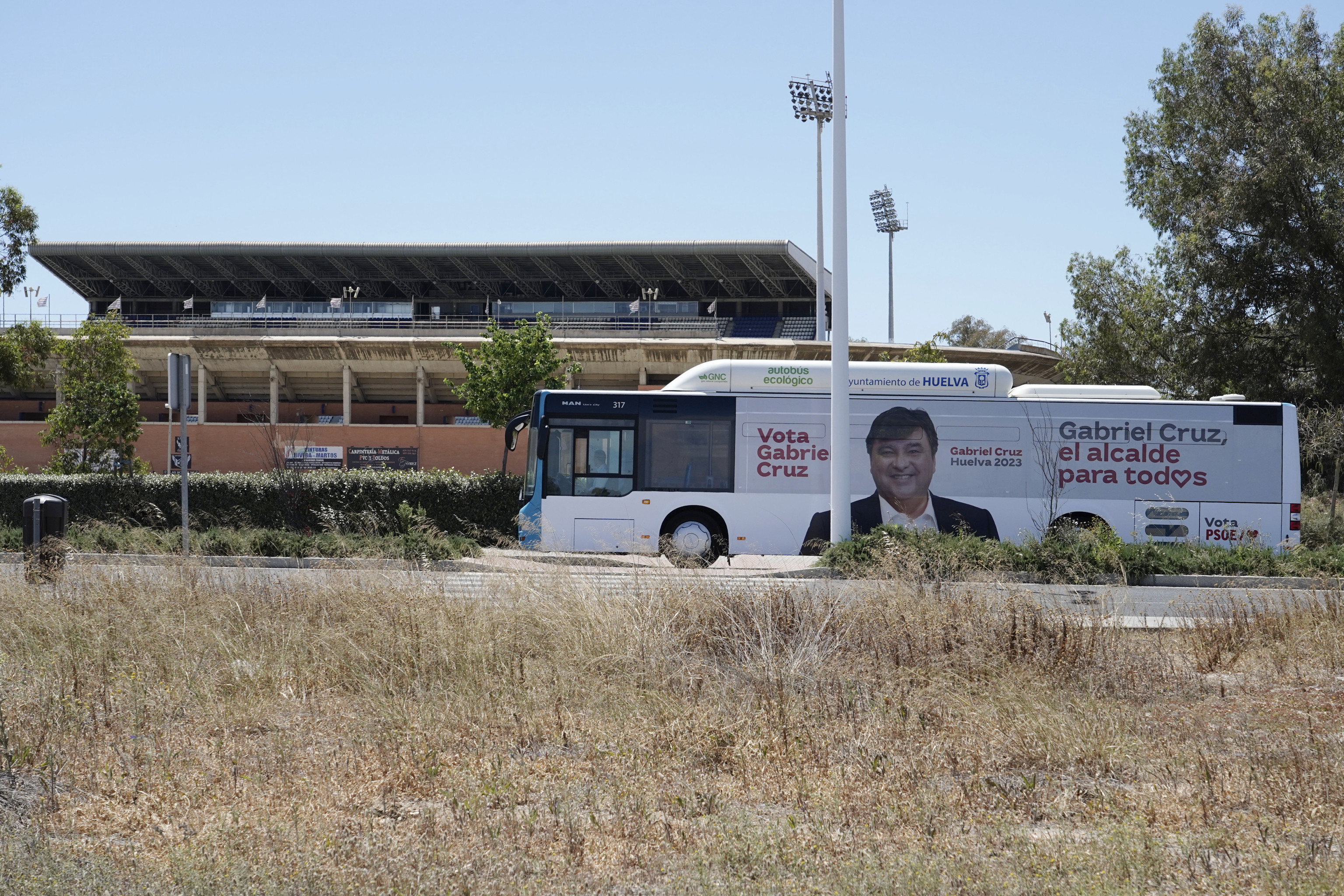 Un autobs con la imagen del candidato del PSOE a la Alcalda de Huelva pasa ante el estadio del Recre.