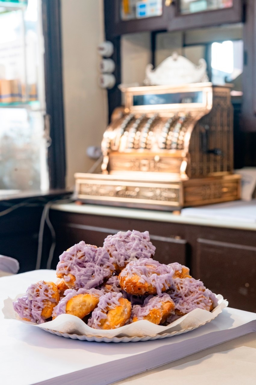 Rosquillas con violeta por el Año Jubilar de la pastelería El Pozo.
