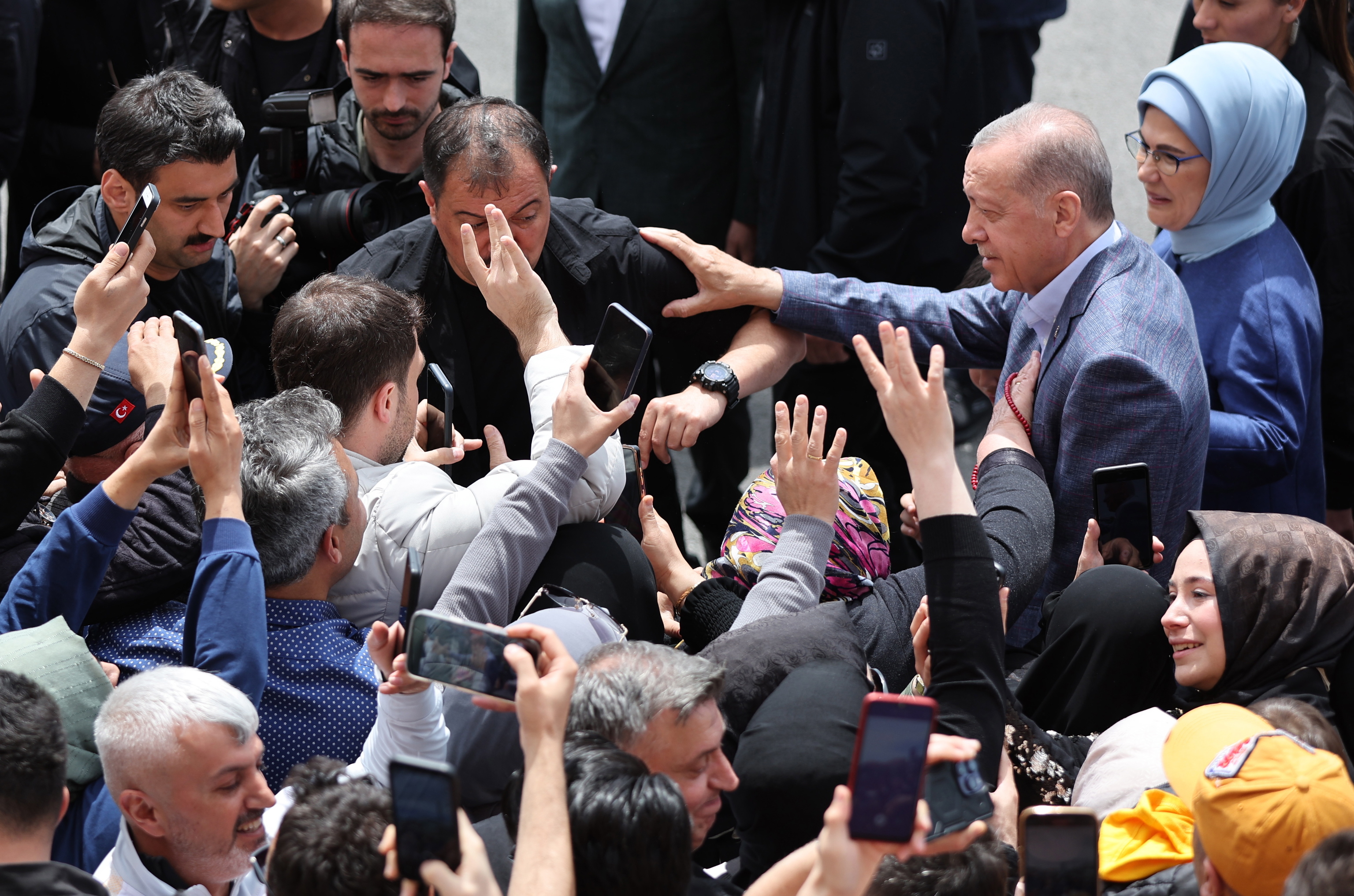 A la izquierda, Erdogan y su mujer saludan a un grupo de simpatizantes.