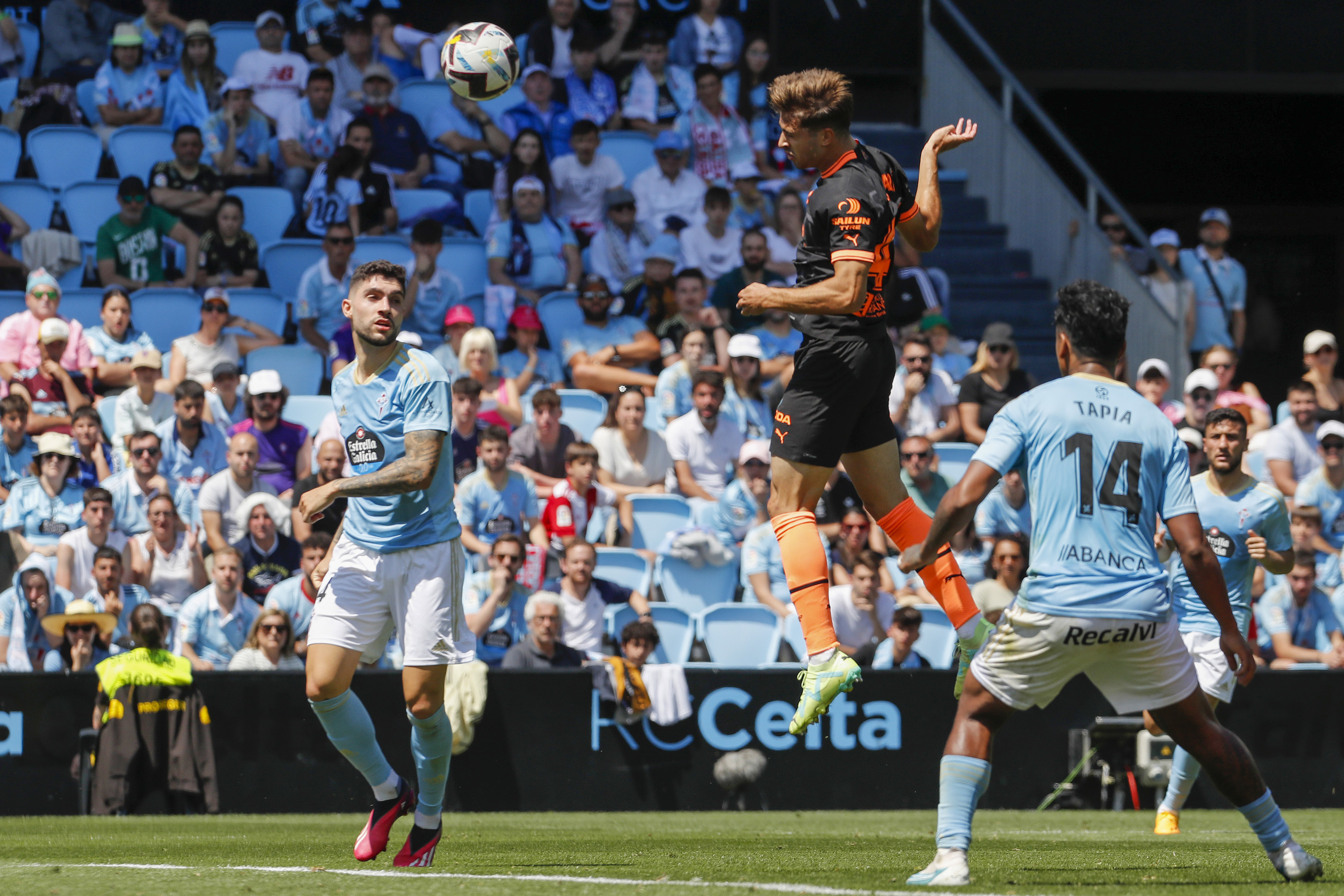 Alberto Mar vuela para cabecear y marcar el segundo gol del Valencia.