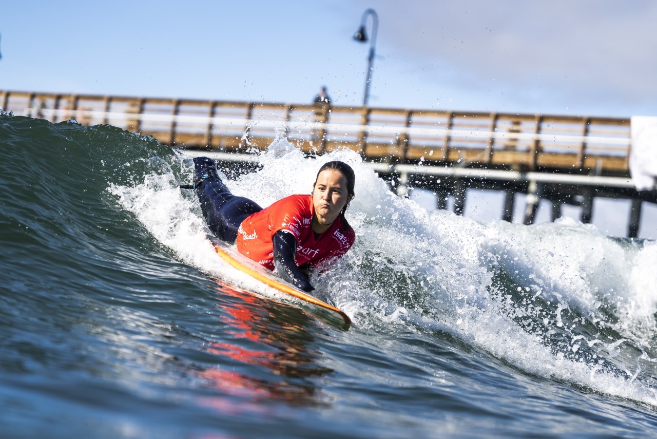 Sarah Almagro, surfeando.