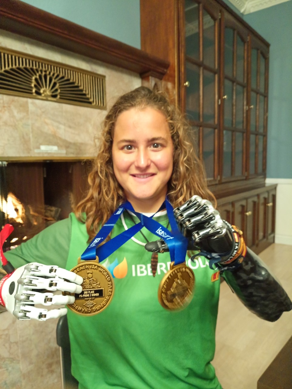 La malaguea Sarah Almagro muestra sus medallas.