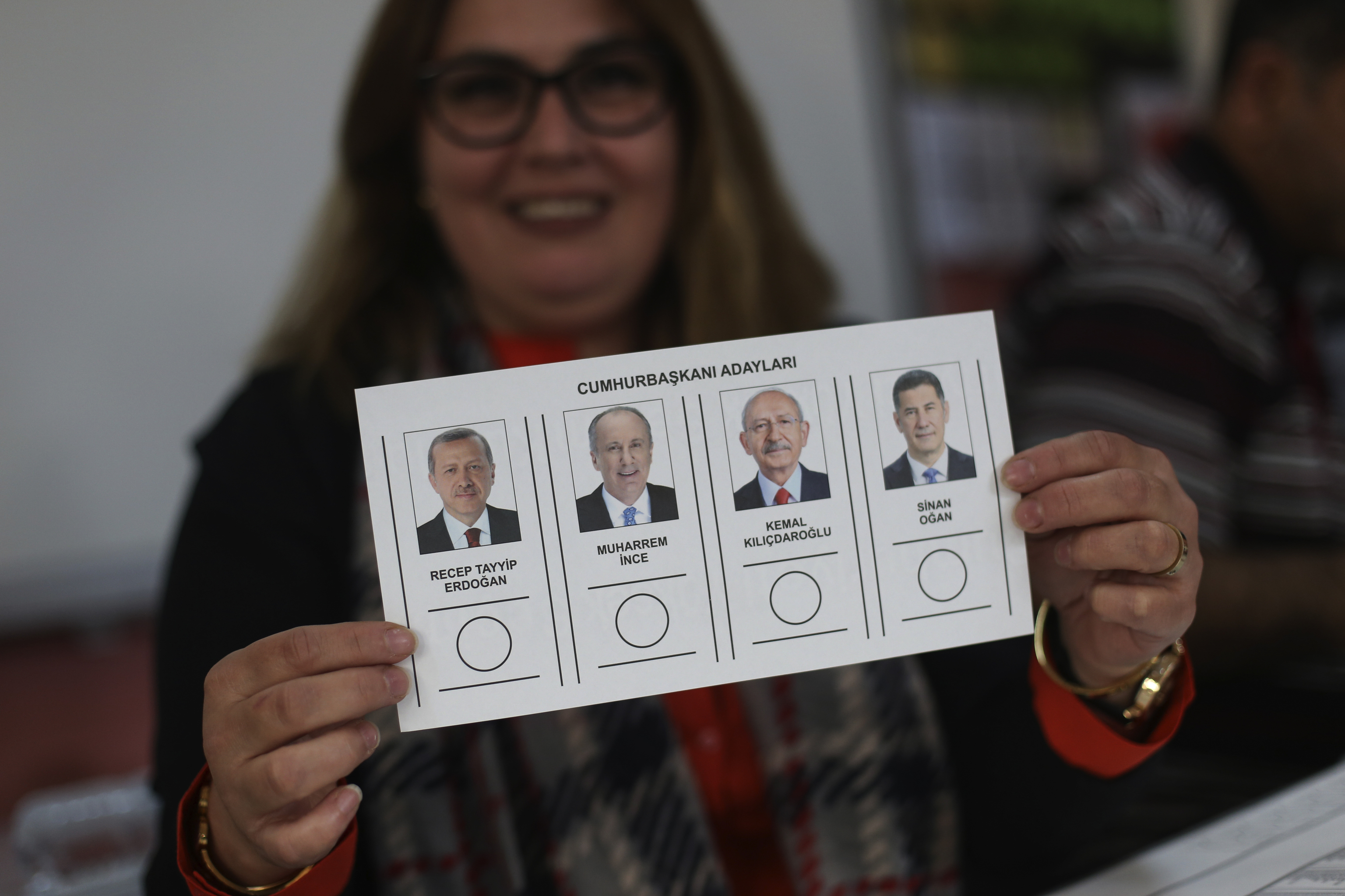Una funcionaria muestra una papeleta con los candidatos a la presidencia turca.