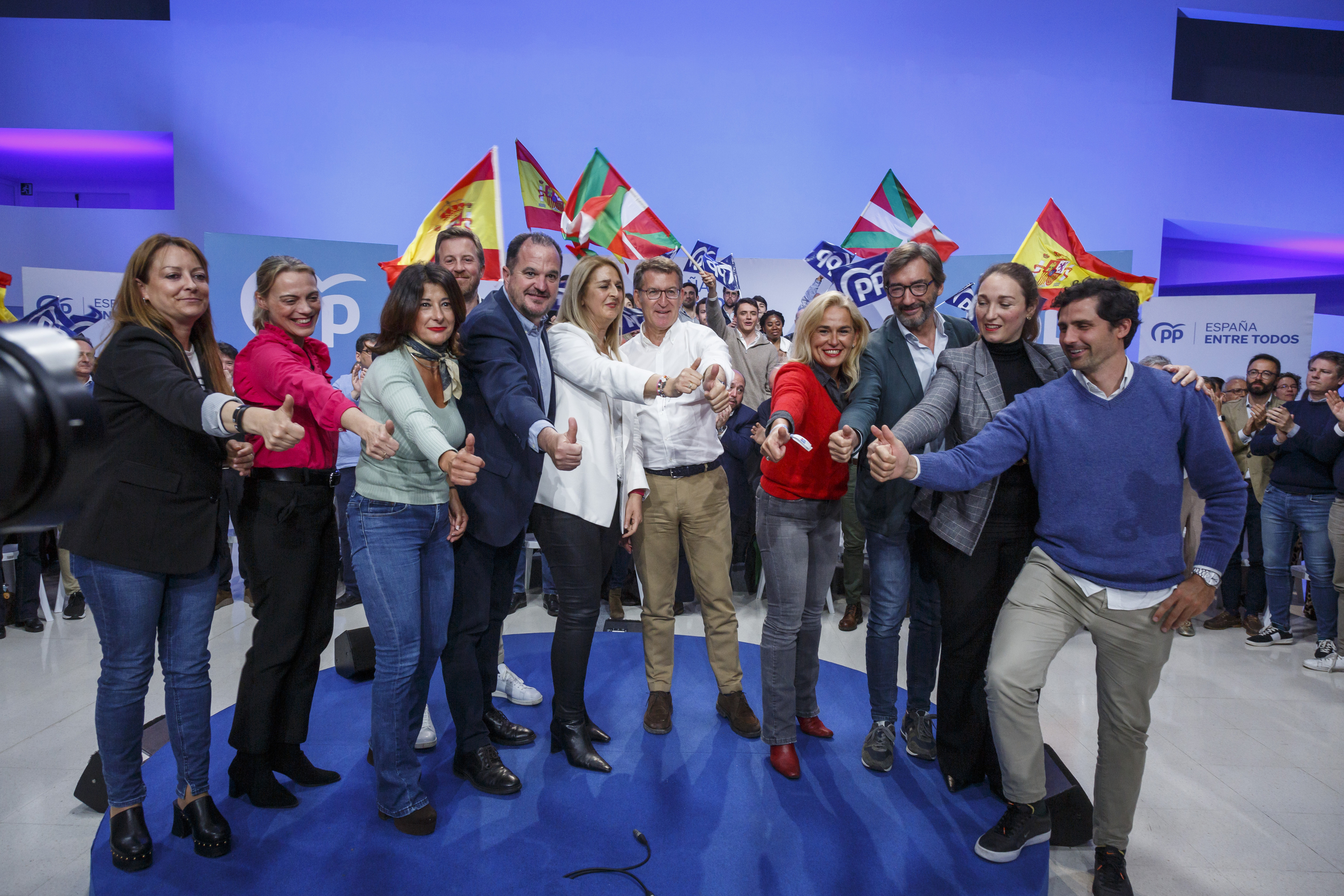 Feijóo en el centro de la imagen posa con los candidatos y los máximos dirigentes del PP vasco en Vitoria.
