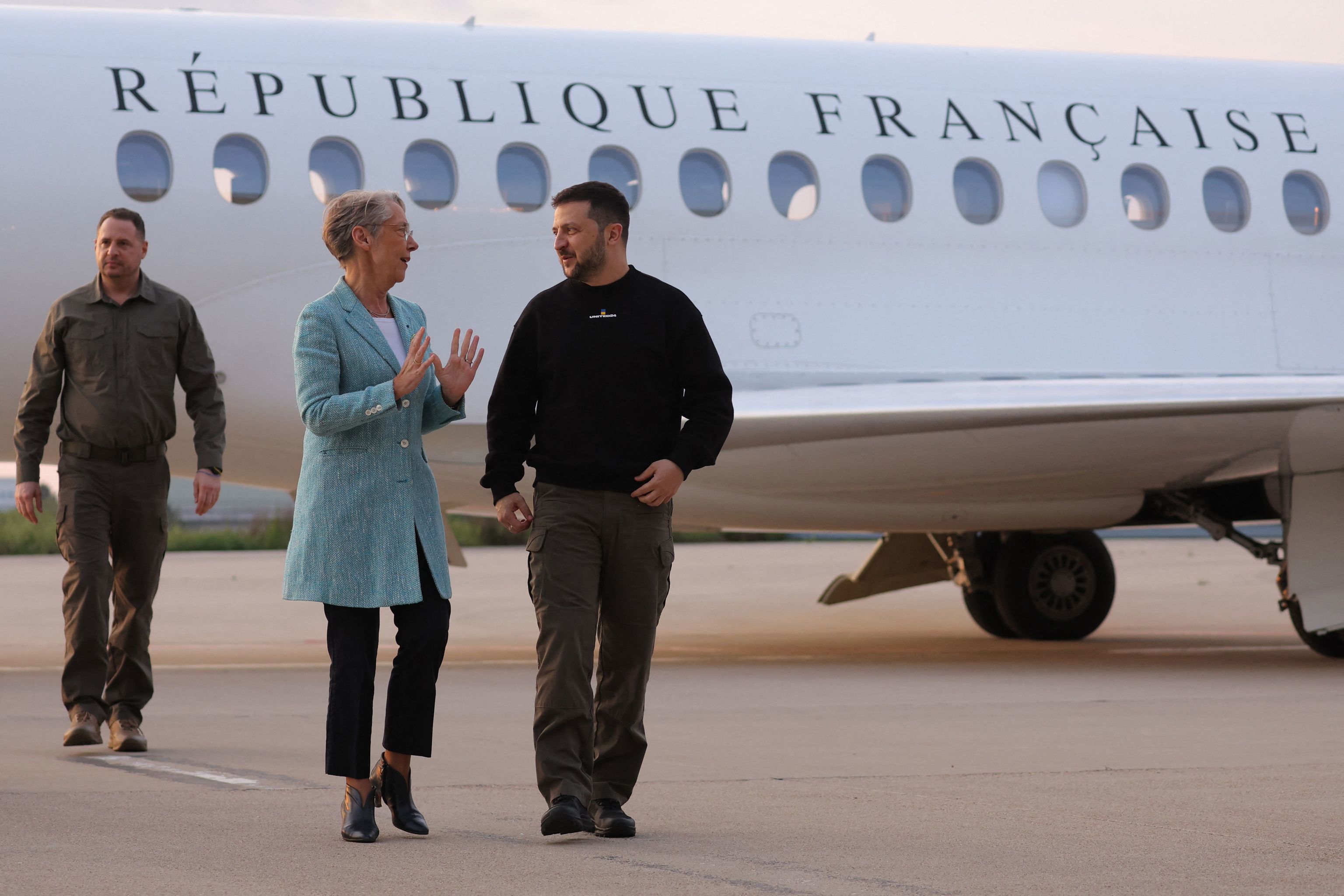 El presidente Zelenski recibido por la primera ministra francesa, Elisabeth Borne.