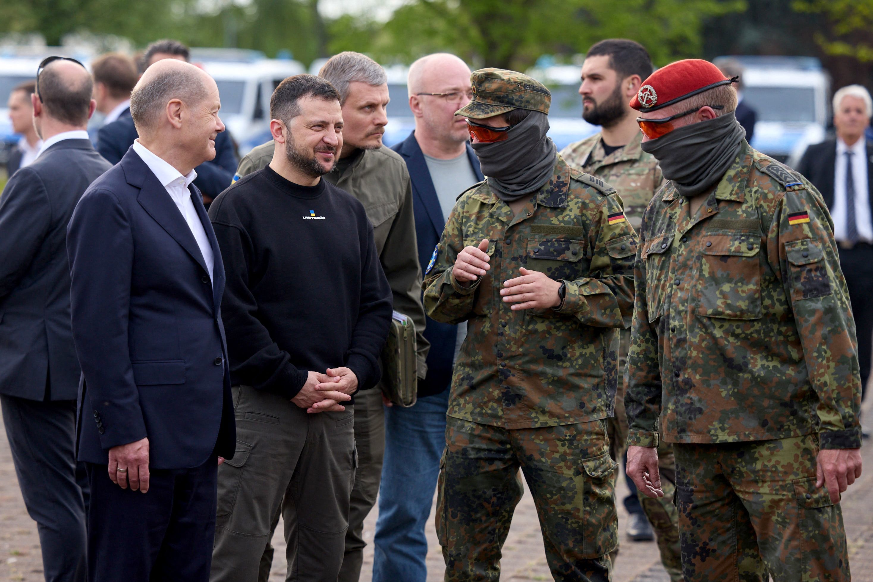 El canciller alemán Olaf Scholz (izq.) y al presidente ucraniano Volodimir Zelenski, visitan una base militar en Aquisgrán.