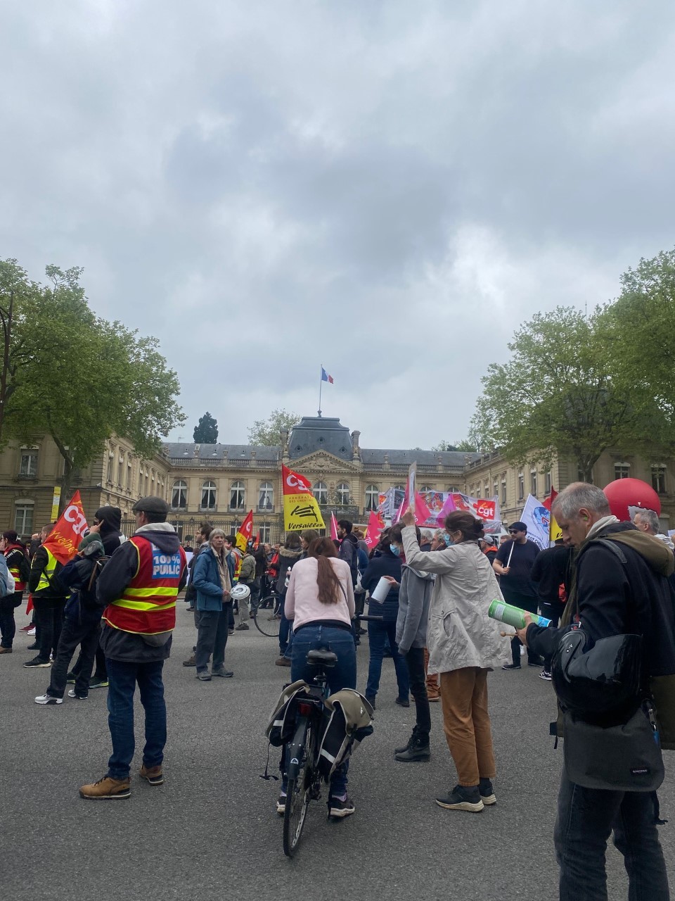 Manifestantes cerca del Palacio de Versalles