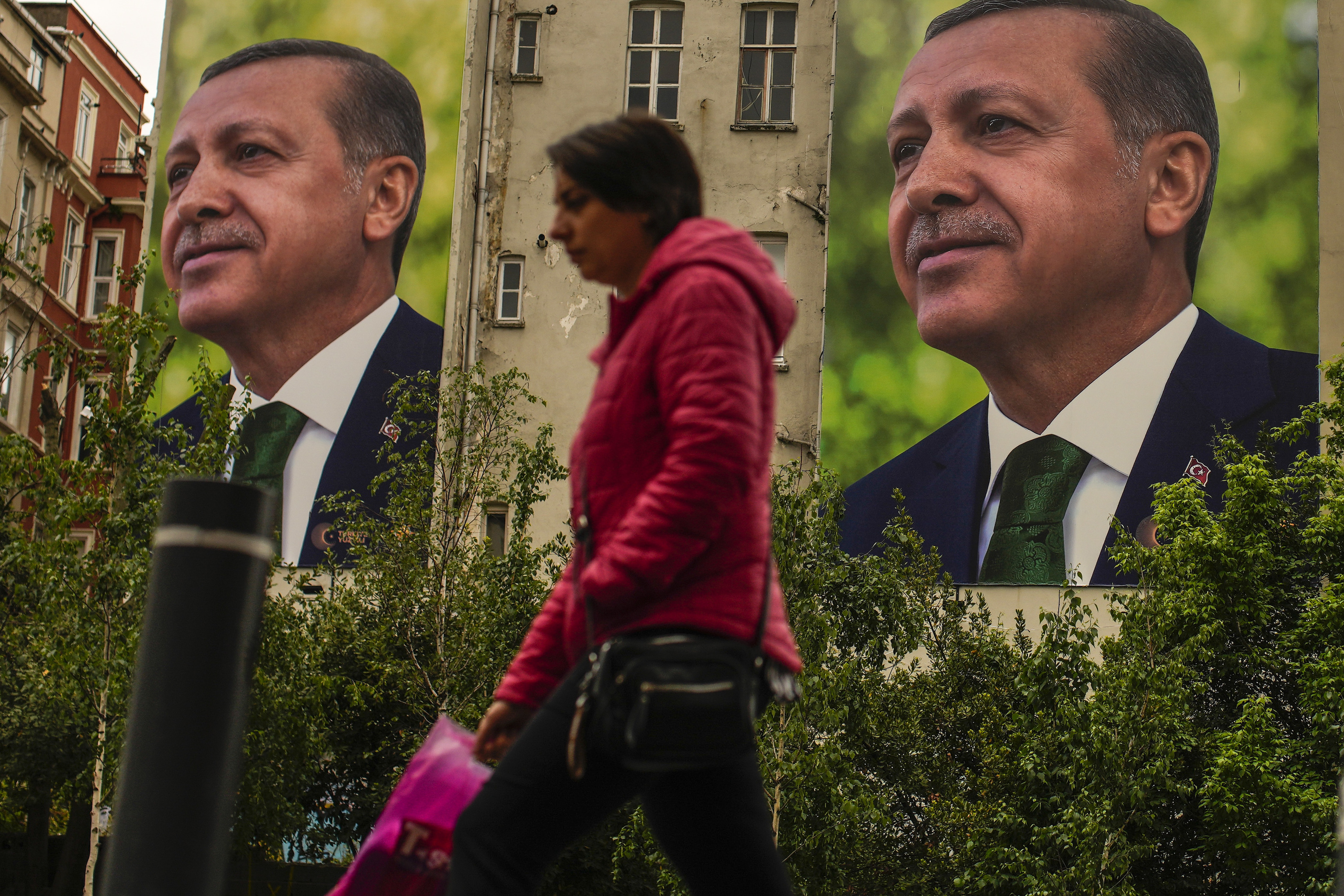 Edificios empapelados con la cara de Erdogan, en Estambul