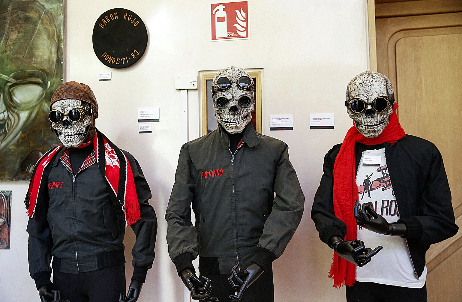 Tres de los atuendos utilizados por la banda de heavy Barn Rojo en una de sus giras y que ahora se pueden ver en la SGAE.