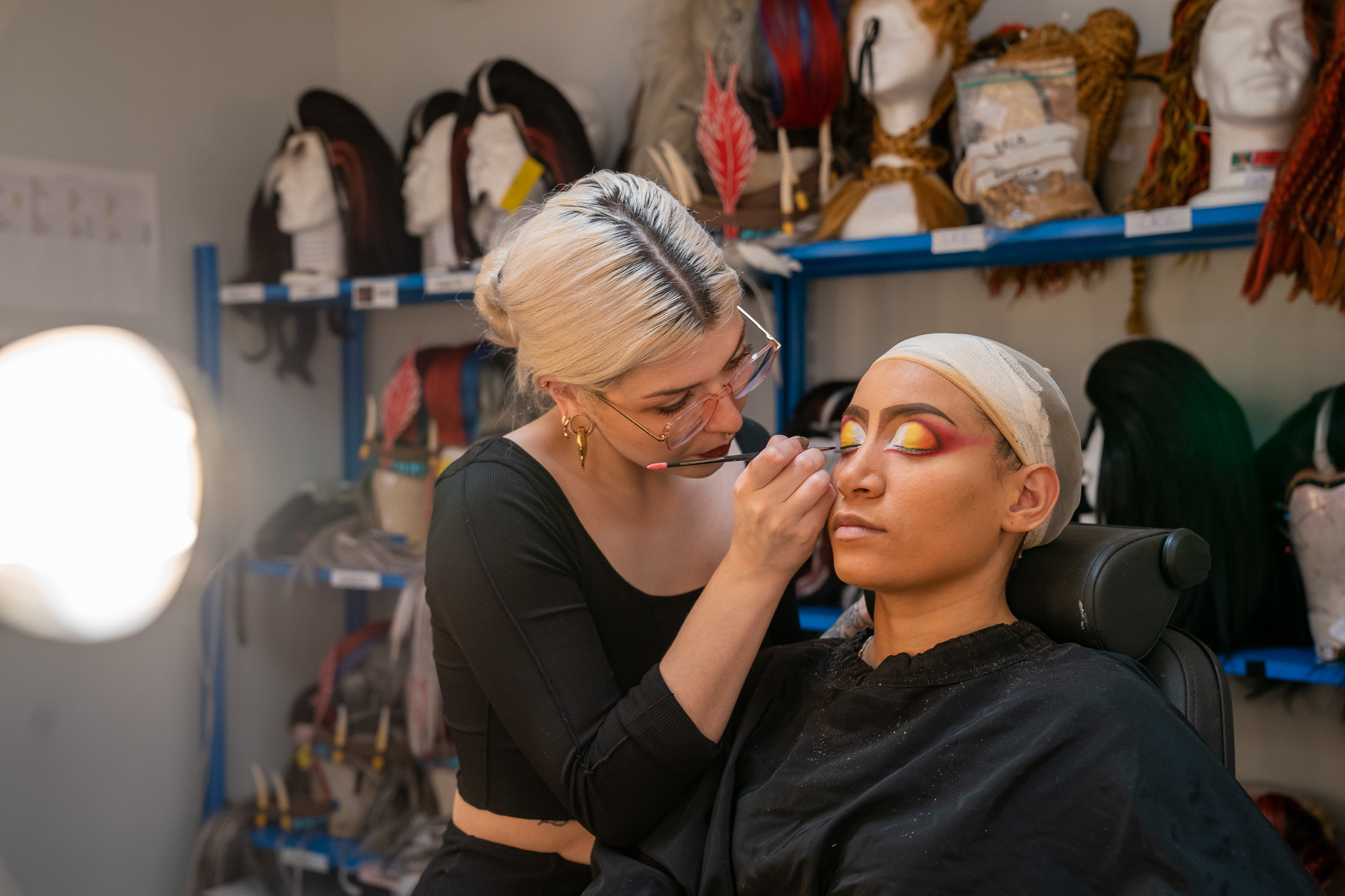 Una maquilladora prepara a una actriz de 'The Lion King: Rhythm of the Pride Lands'.