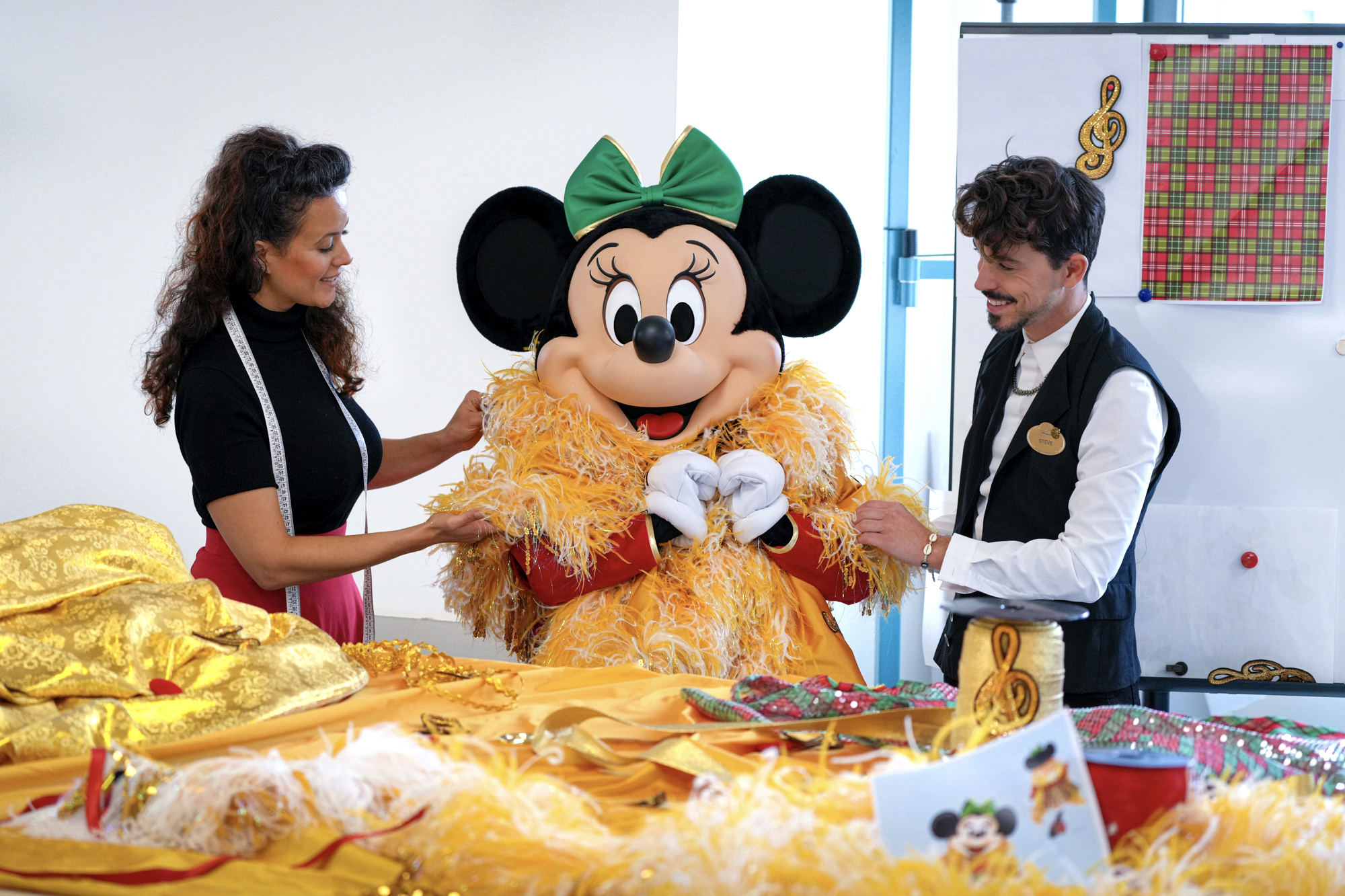 Minnie se prueba un traje nuevo en el Taller de Costura de Disneyland París.